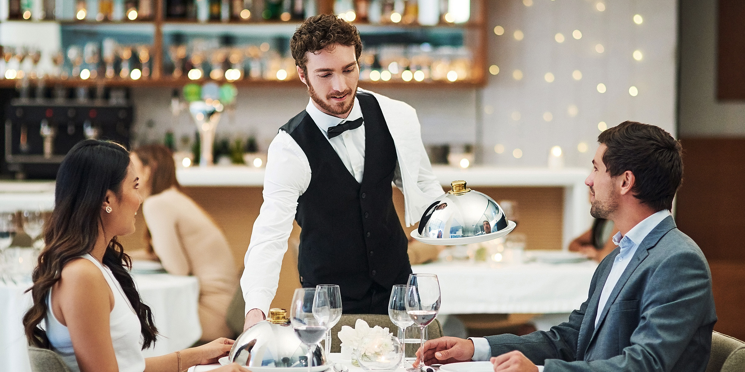 Ein Paar sitzt in einem Restaurant | Quelle: Shutterstock