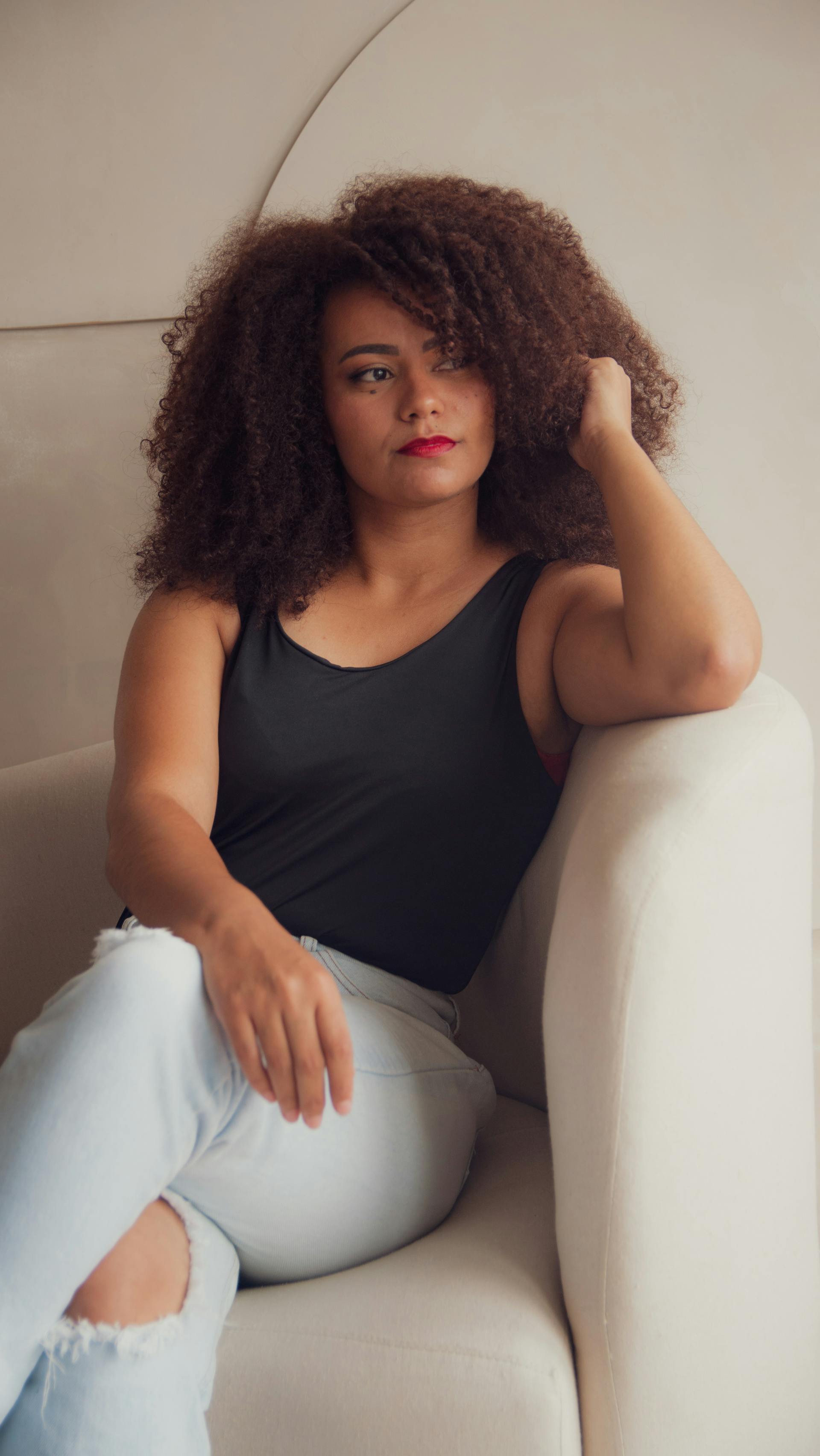 Eine nachdenkliche Frau auf einem Sofa | Quelle: Pexels