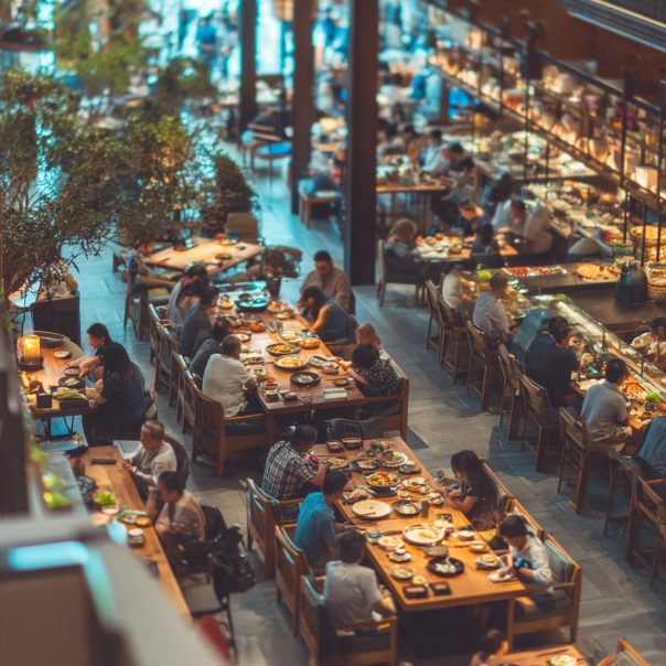 Menschen, die ihre Mahlzeiten in einem Restaurant genießen | Quelle: Midjourney