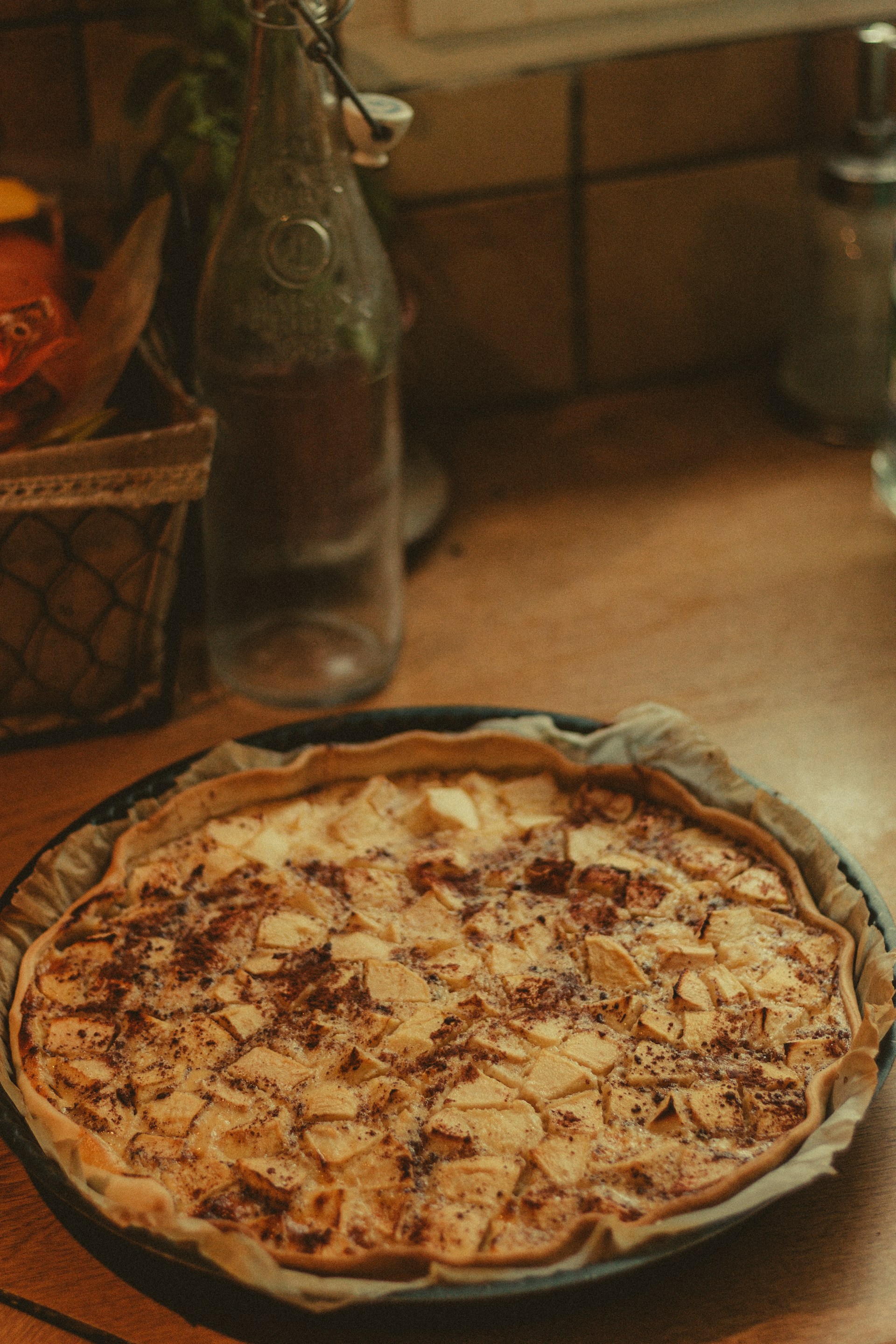 Ein Tablett mit Kuchen auf dem Tisch | Quelle: Unsplash