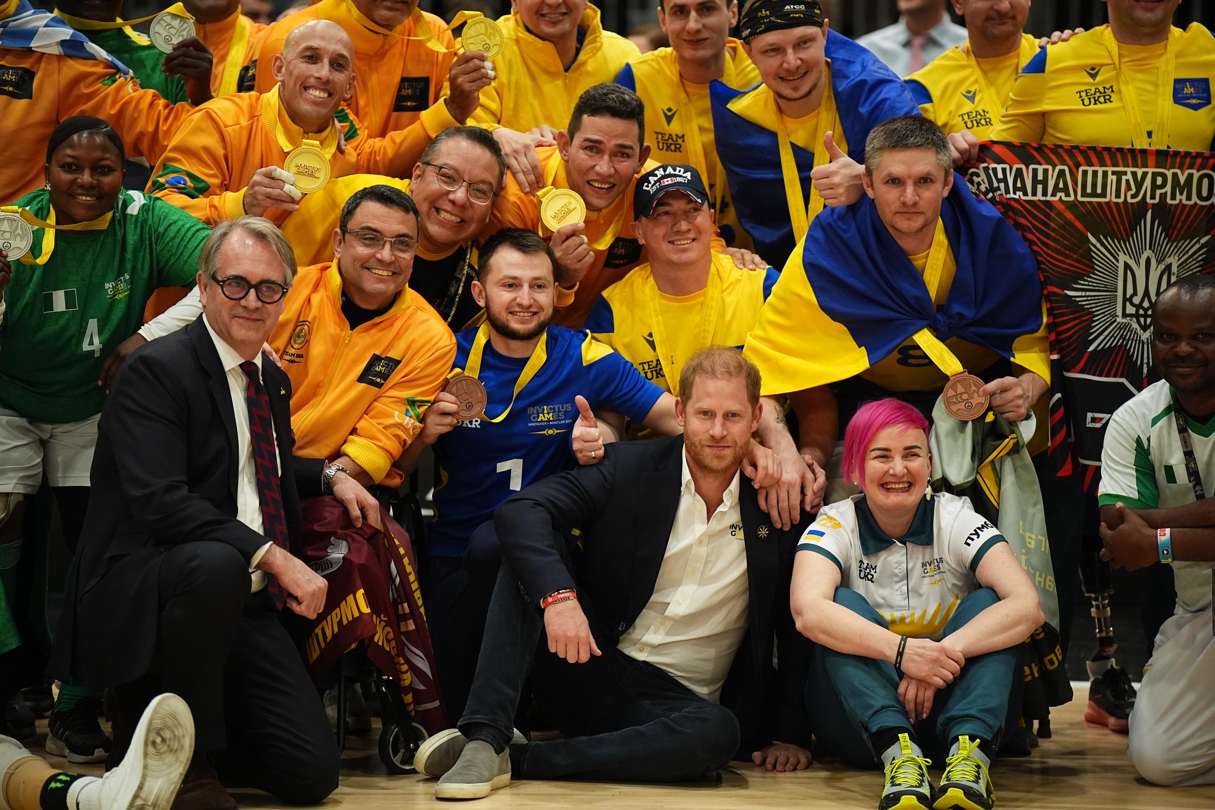 Prinz Harry sitzt bei den Invictus Games 2025 in Vancouver, Kanada, am 15. Februar 2025 auf dem Boden mit Teilnehmern aus der ganzen Welt | Quelle: Getty Images