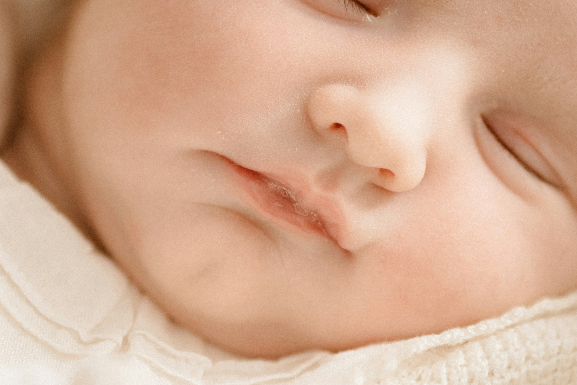 Nahaufnahme eines Babys, das fest schläft | Quelle: Unsplash