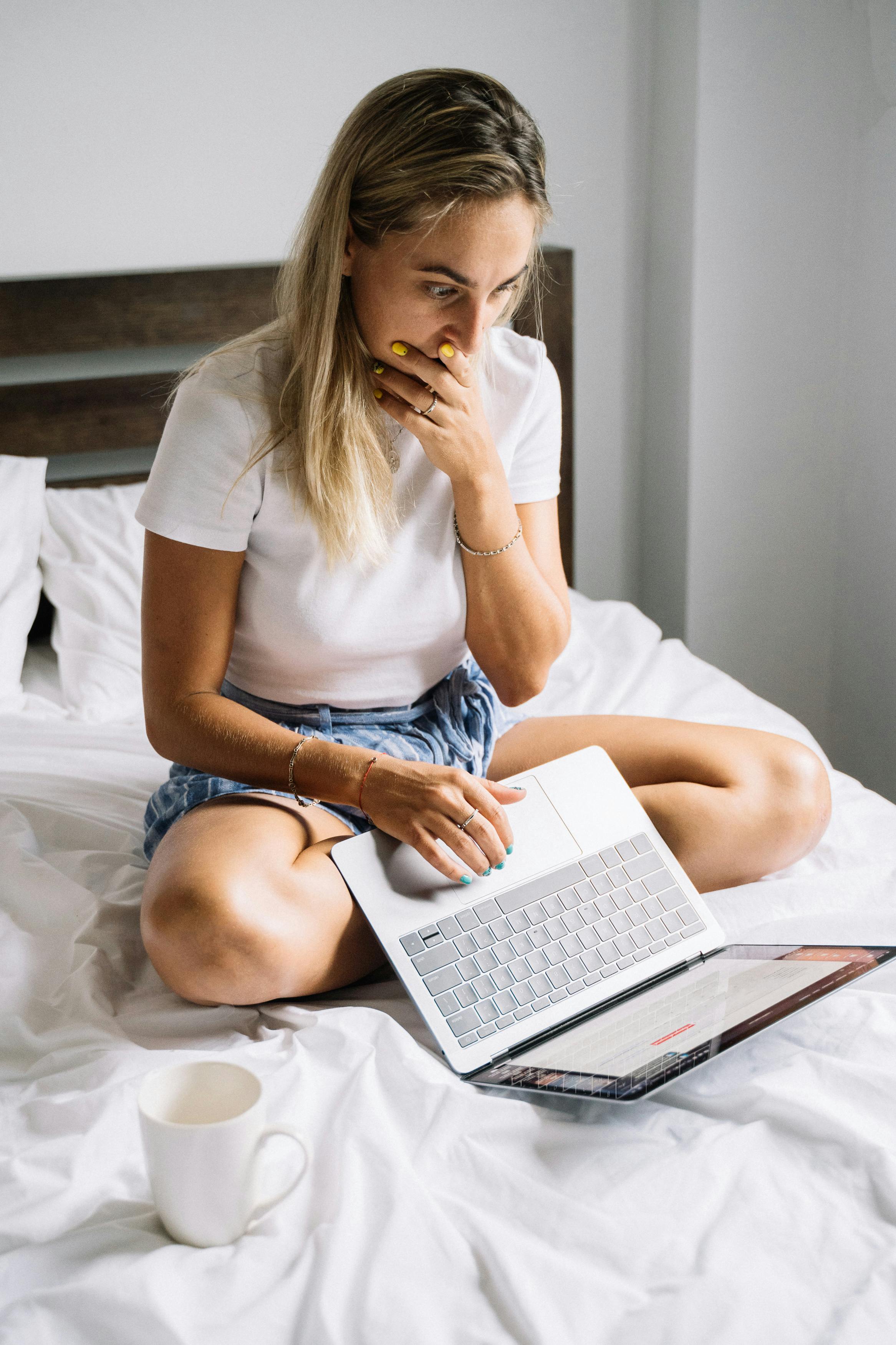 Eine geschockte Frau mit einem Laptop | Quelle: Pexels