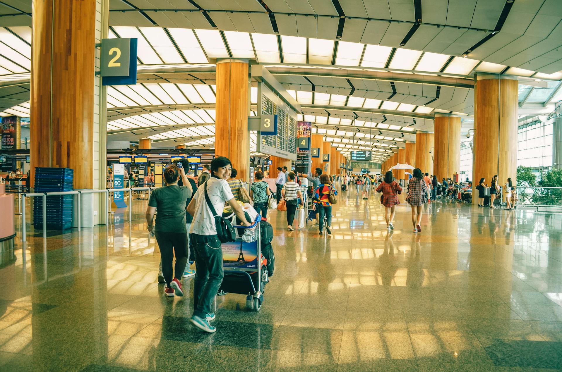 Menschen in einem Flughafen | Quelle: Pexels