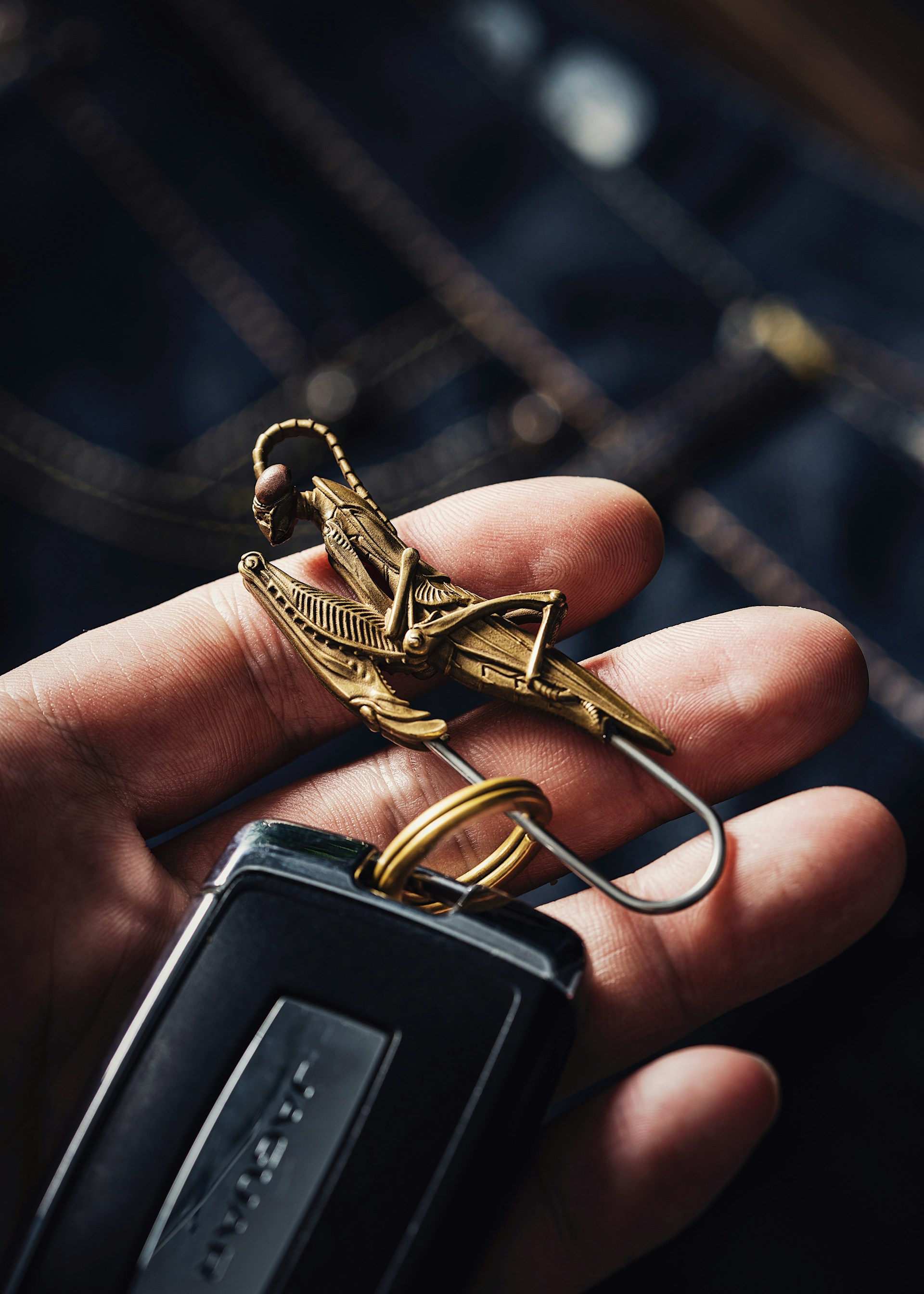Ein Mann mit Autoschlüsseln | Quelle: Unsplash