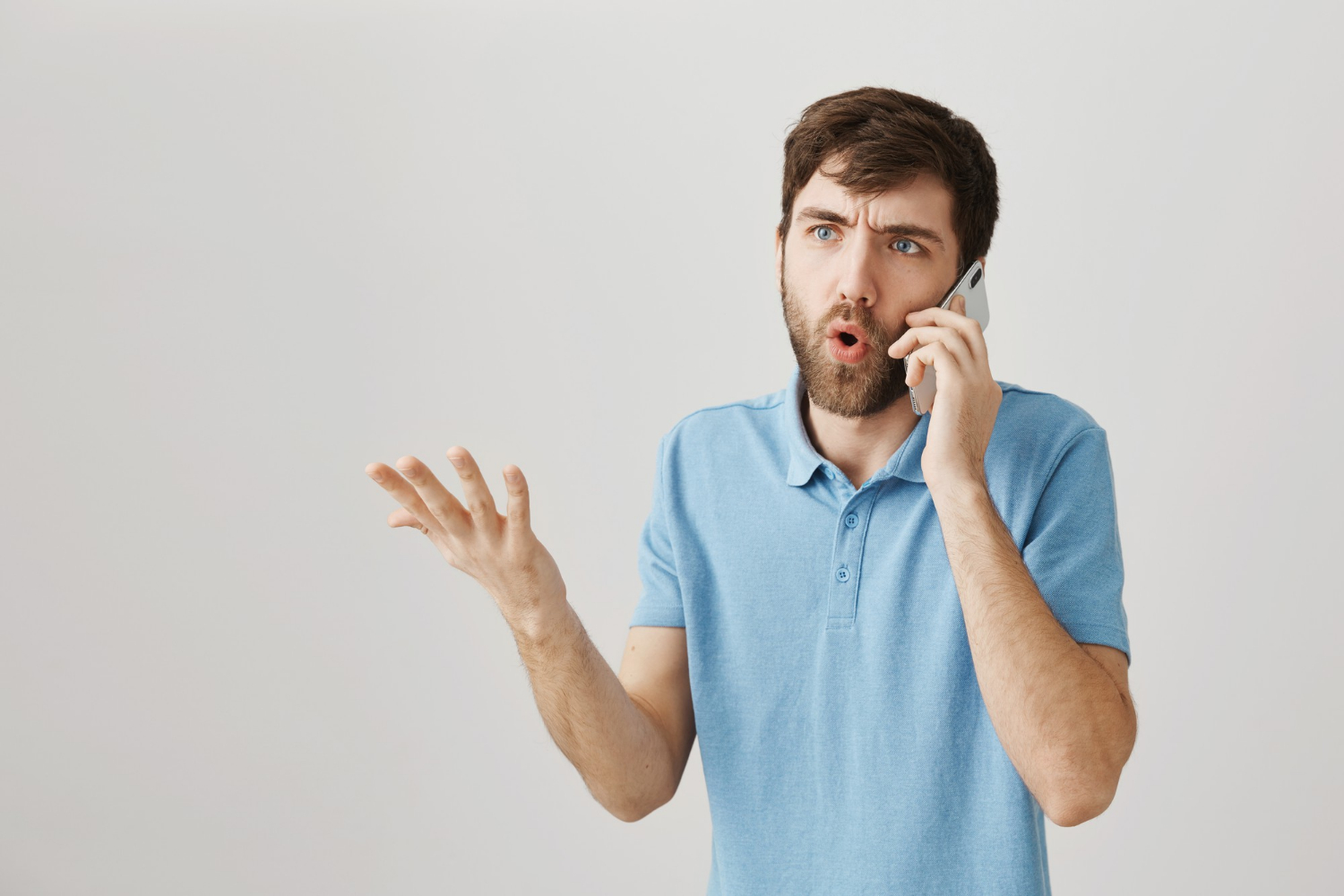 Ein besorgter Mann, der telefoniert | Quelle: Freepik