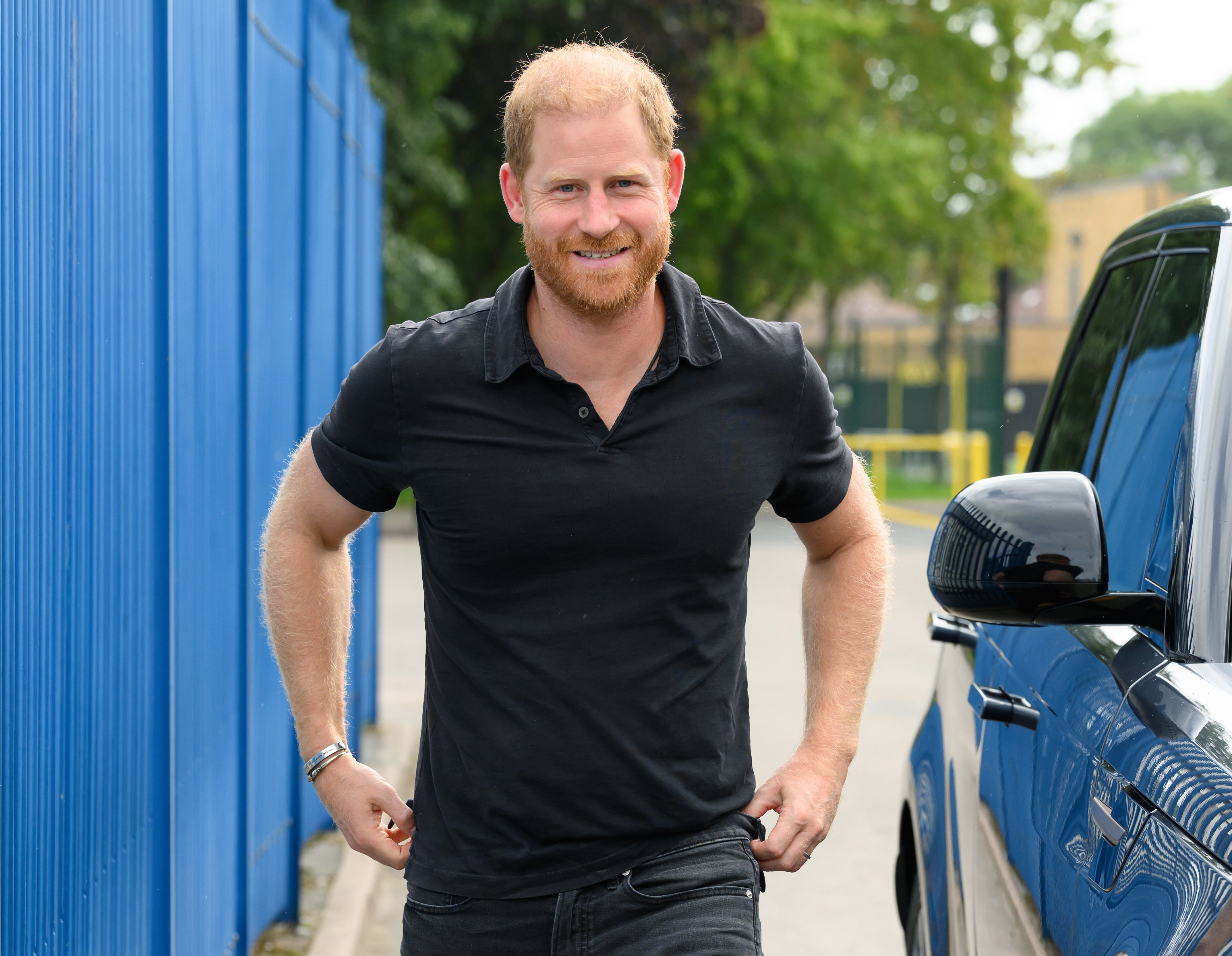 Der Herzog von Sussex strahlt über das ganze Gesicht. Er besuchte am 18. September 2026 Birmingham in England, um das INSPIRE-Bildungsprogramm zu unterstützen – inspiriert durch seine Arbeit bei den Invictus Games. | Quelle: Getty Images