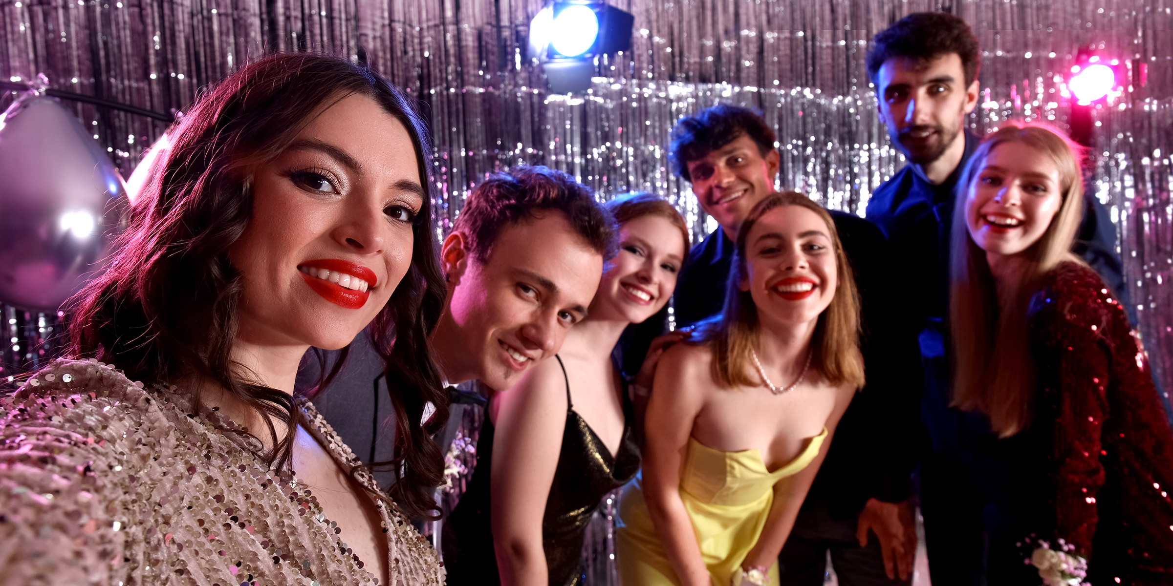 Highschool-Schüler beim Abschlussball | Quelle: Shutterstock
