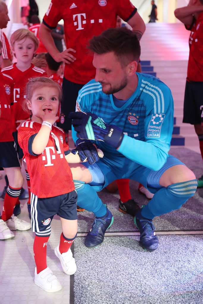 Torwart Sven Ulreich vom FC Bayern München steht mit seiner Tochter vor dem Bundesliga-Match zwischen dem FC Bayern München und dem VfB Stuttgart in der Allianz Arena am 12. Mai 2018 in München im Spielertunnel. | Quelle: Getty Images