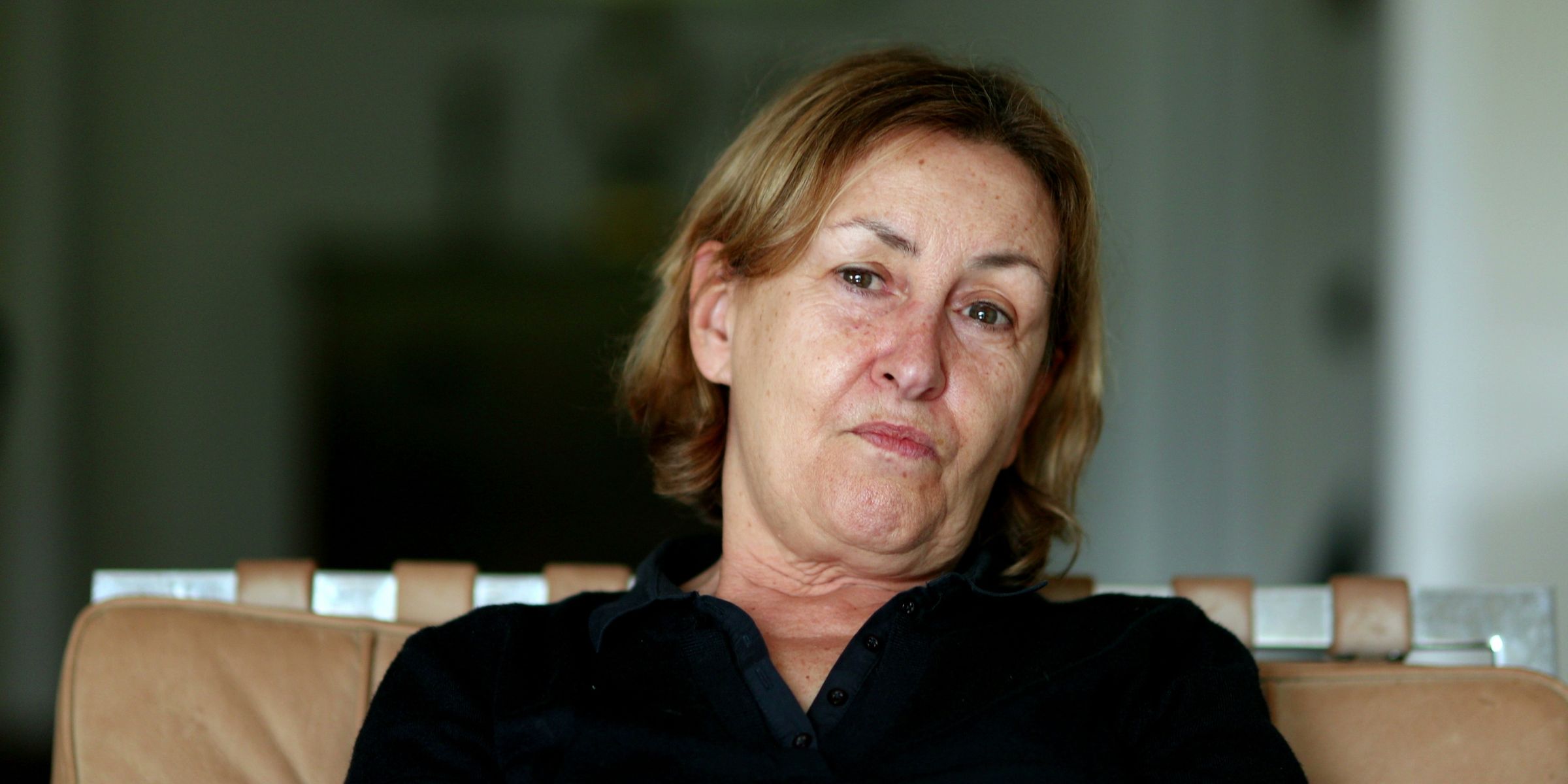 Eine nachdenkliche Seniorin | Quelle: Shutterstock