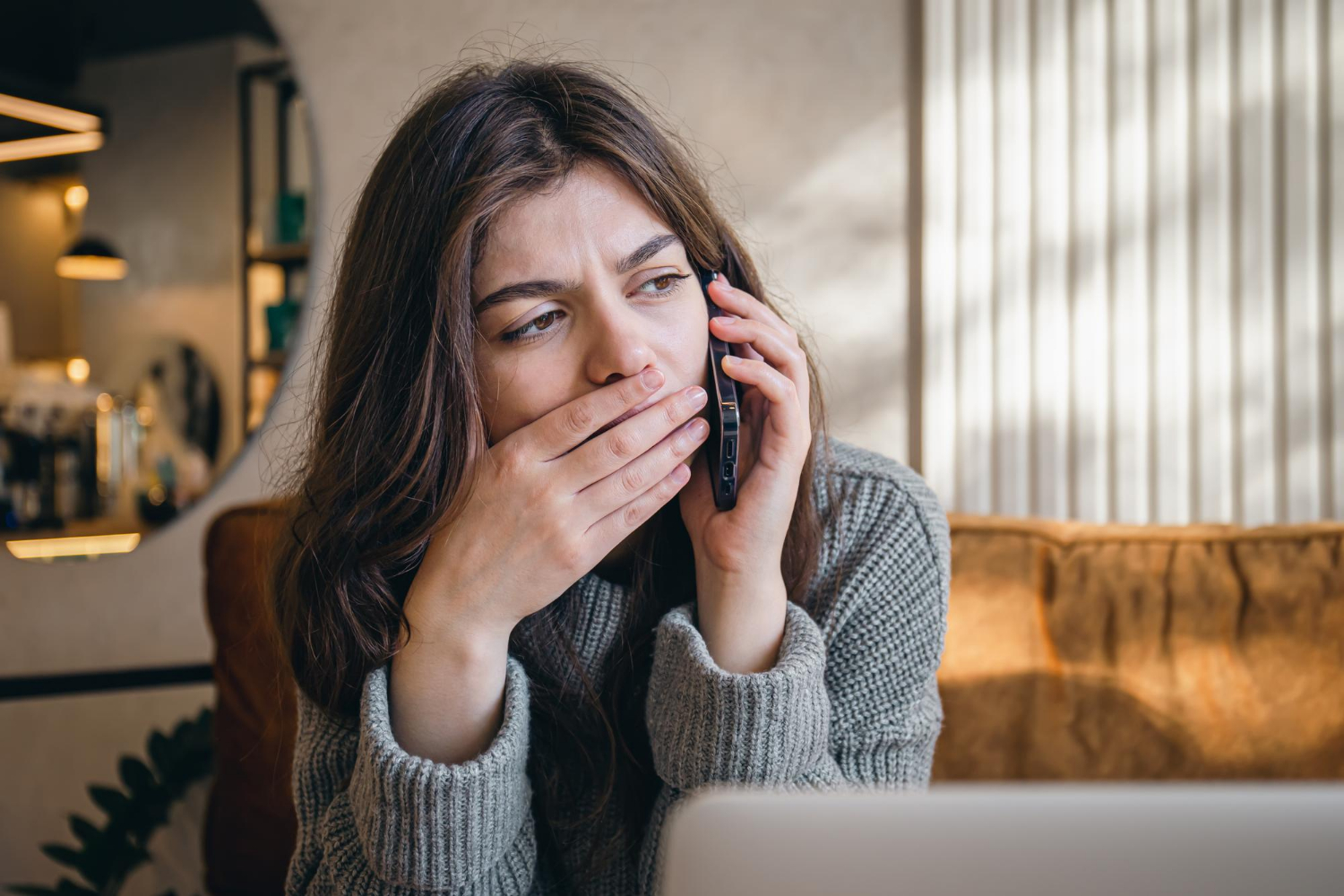 Eine traurige junge Frau, die telefoniert | Quelle: Freepik
