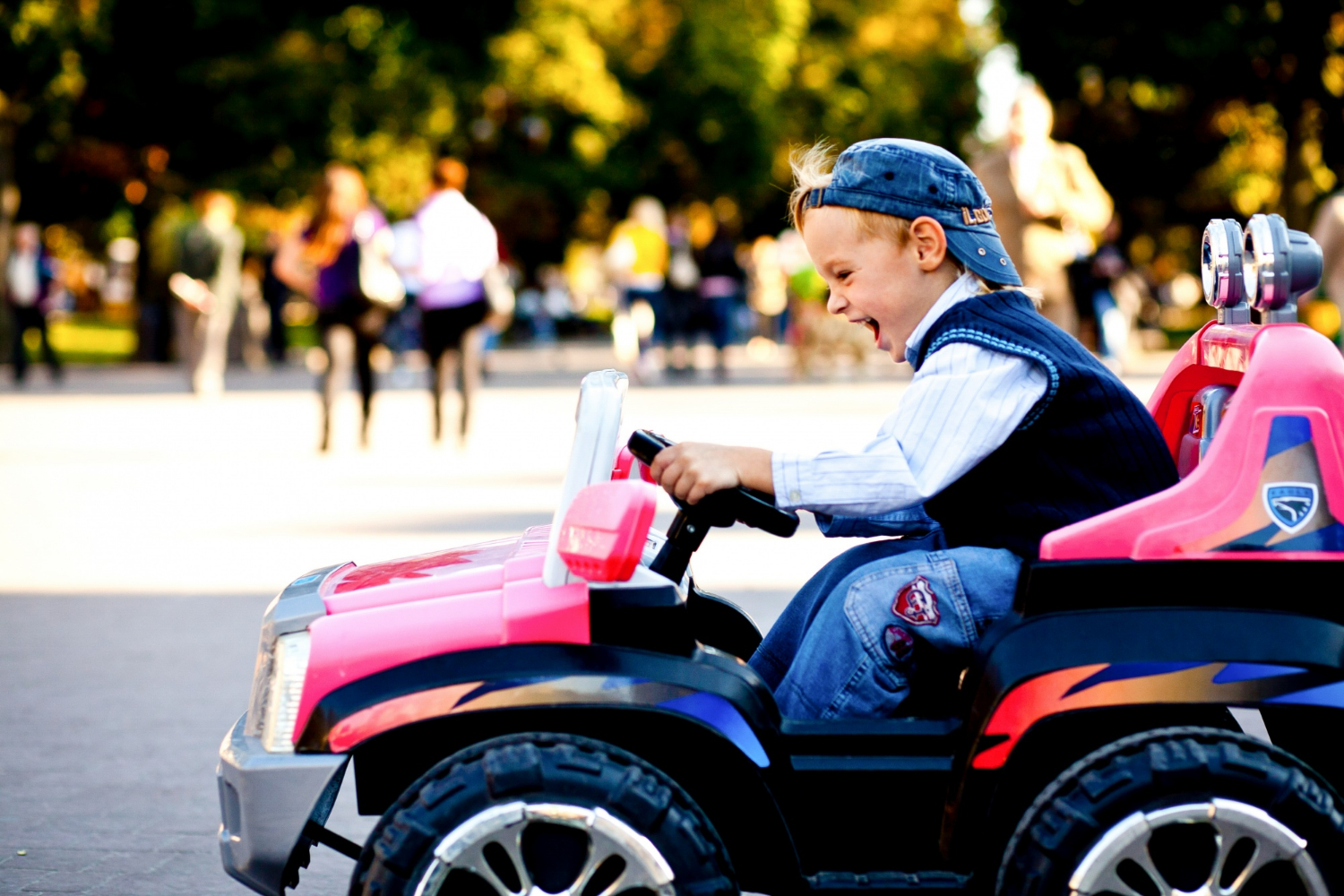 Ein kleiner Junge genießt seine Fahrt mit einem Spielzeugauto | Quelle: Freepik