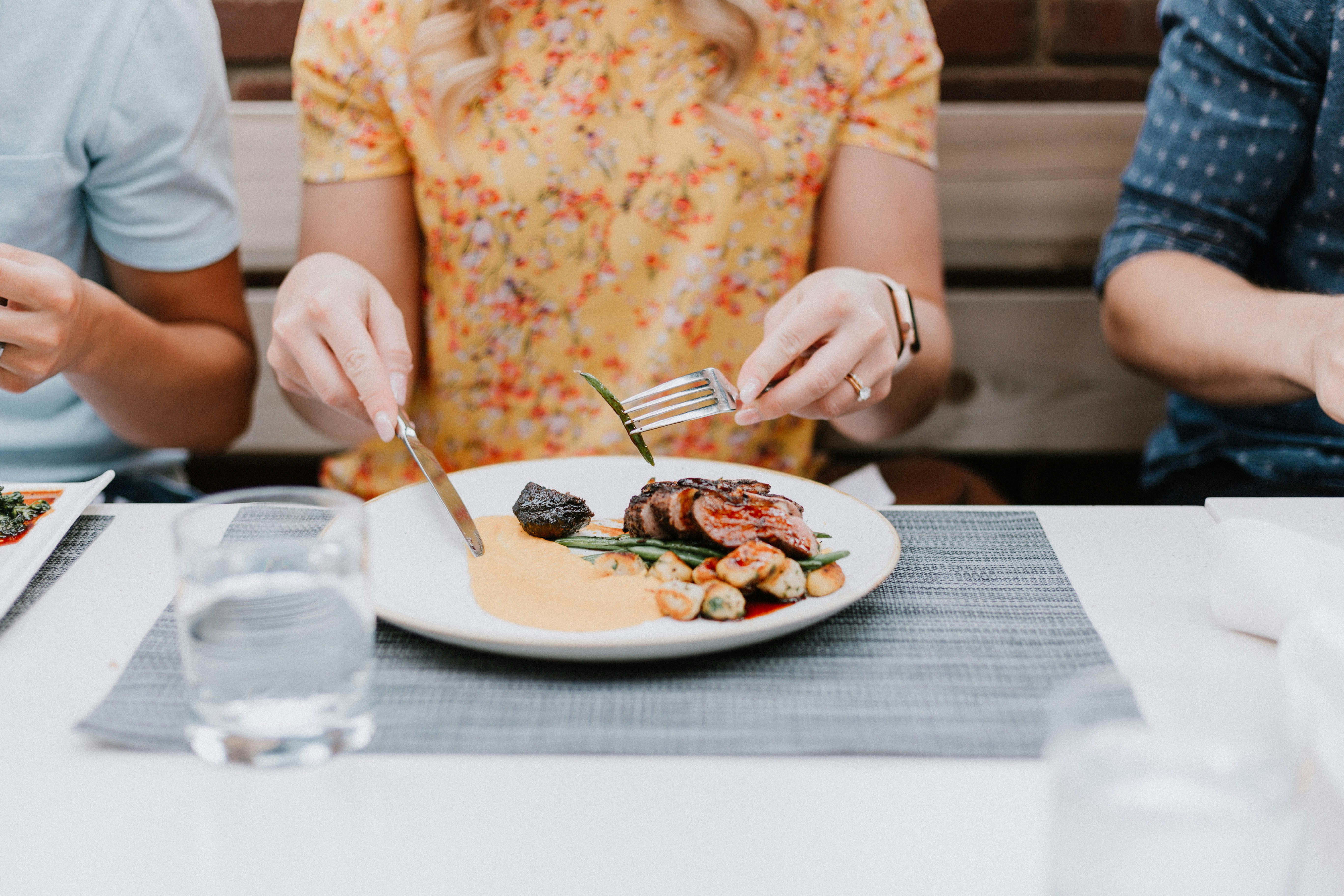 Eine Person, die an einem Restauranttisch sitzt | Quelle: Unsplash