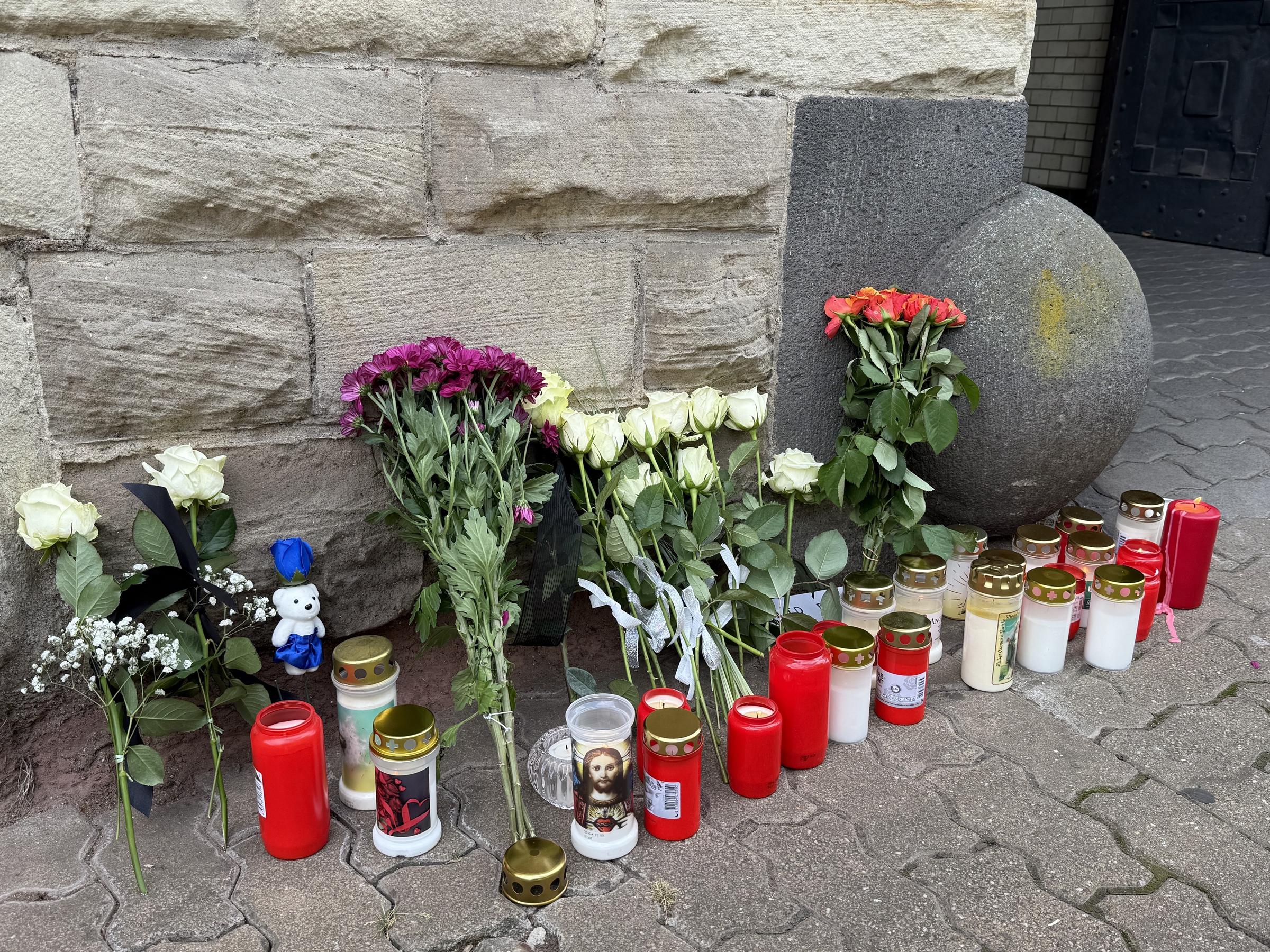 22. August 2025, Saarland, Völklingen: Vor der Polizeiwache in Völklingen wurden Blumen und Kerzen niedergelegt. Der erschossene Polizist hatte dort gearbeitet. Der Polizist starb im Dienst nach einem Raubüberfall auf eine Tankstelle. | Quelle: Getty Images