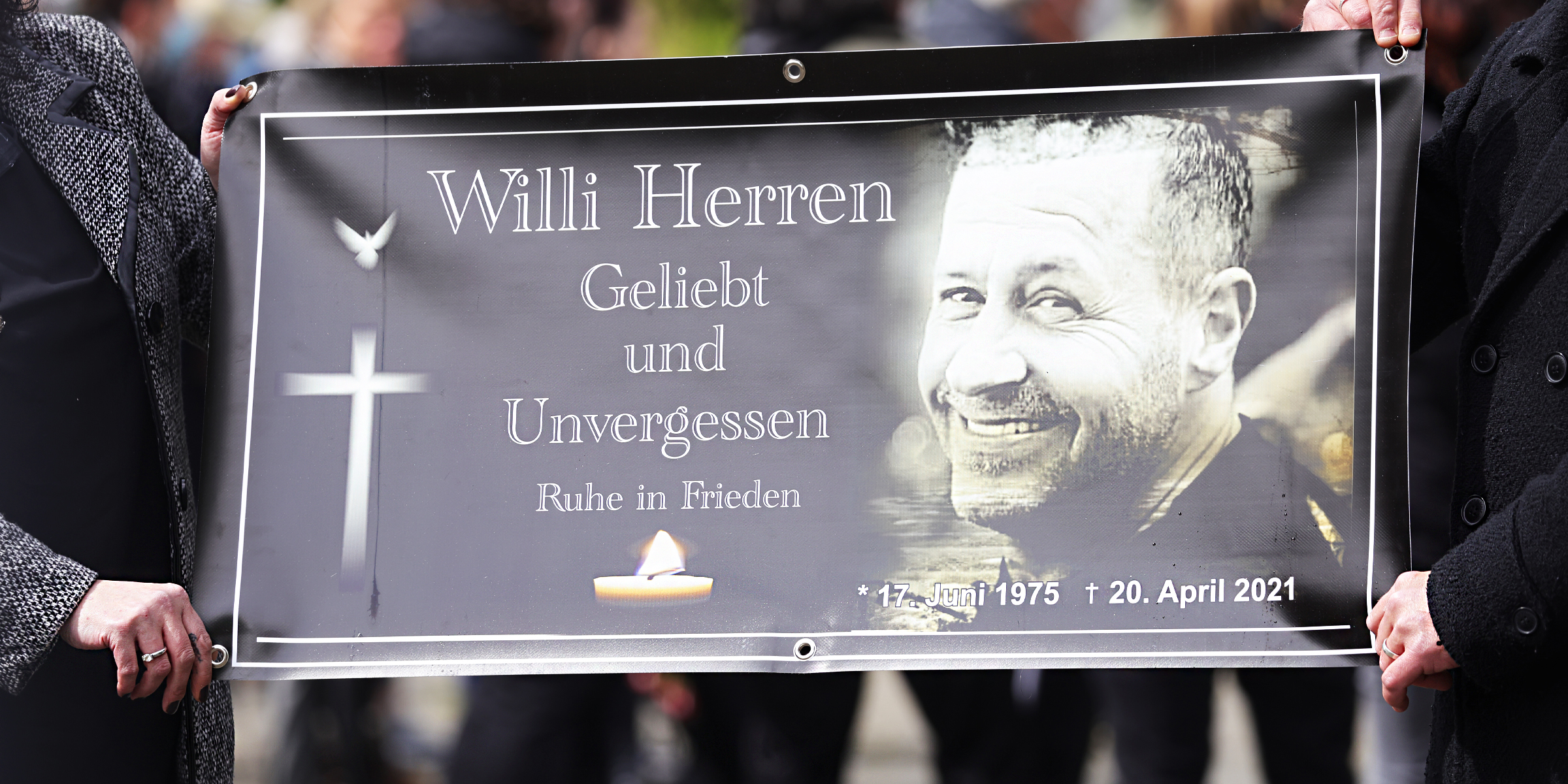 Ein Gedenkbanner von Willi Herren | Quelle: Getty Images
