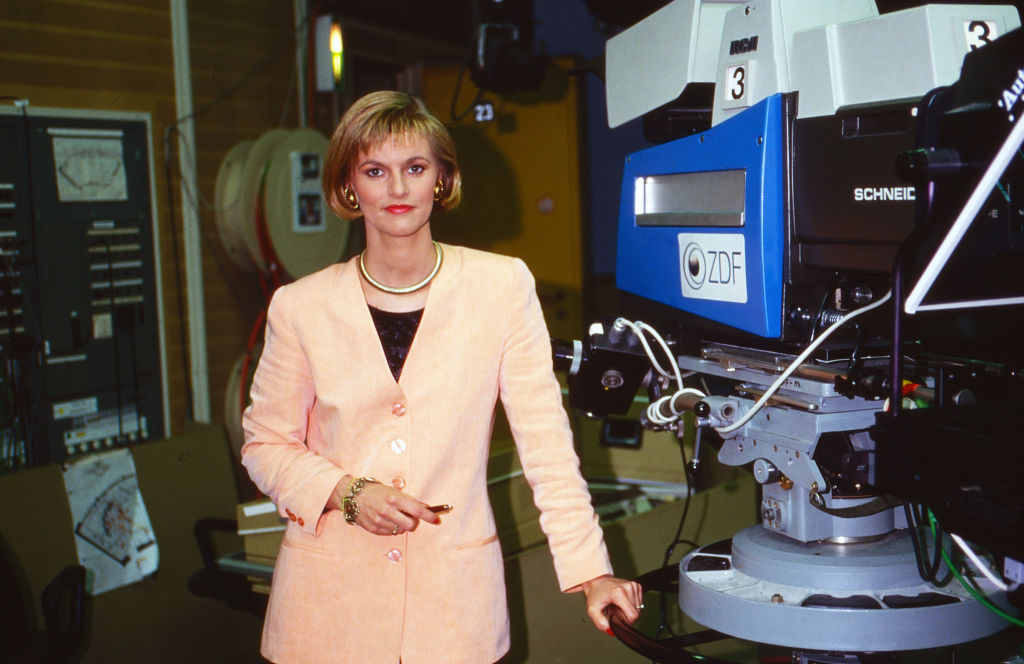 Gundula Gause startet als neue Co-Moderatorin beim "heute journal" beim ZDF in Mainz, Deutschland 1993 | Quelle: Getty Images