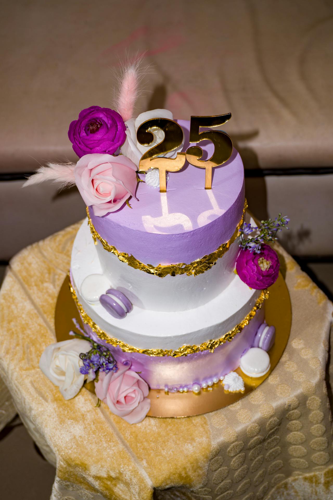 Eine zweistöckige Torte zum 25. Geburtstag | Quelle: Pexels