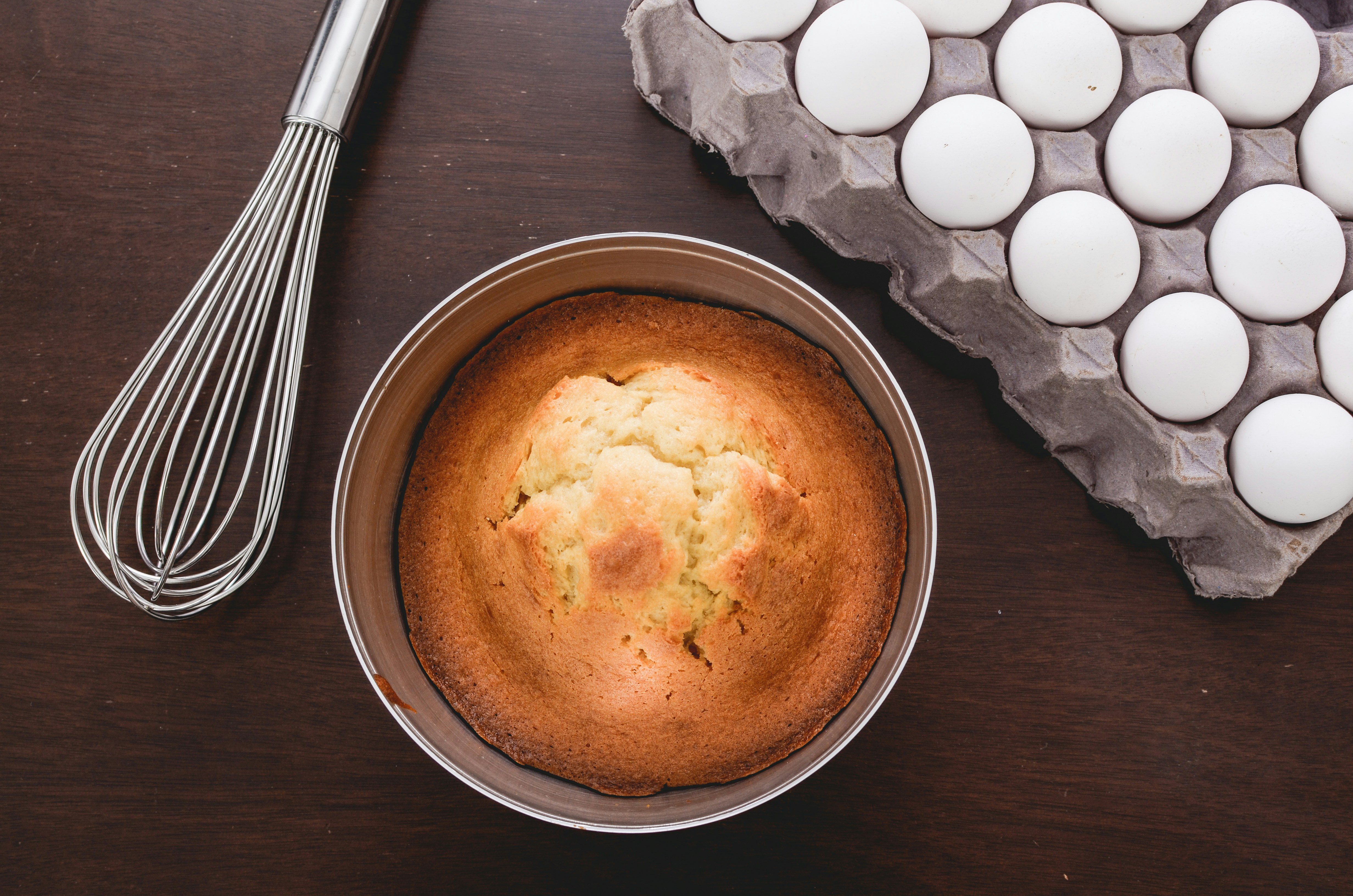 Ein gebackener Biskuitkuchen in einem Backblech | Quelle: Unsplash