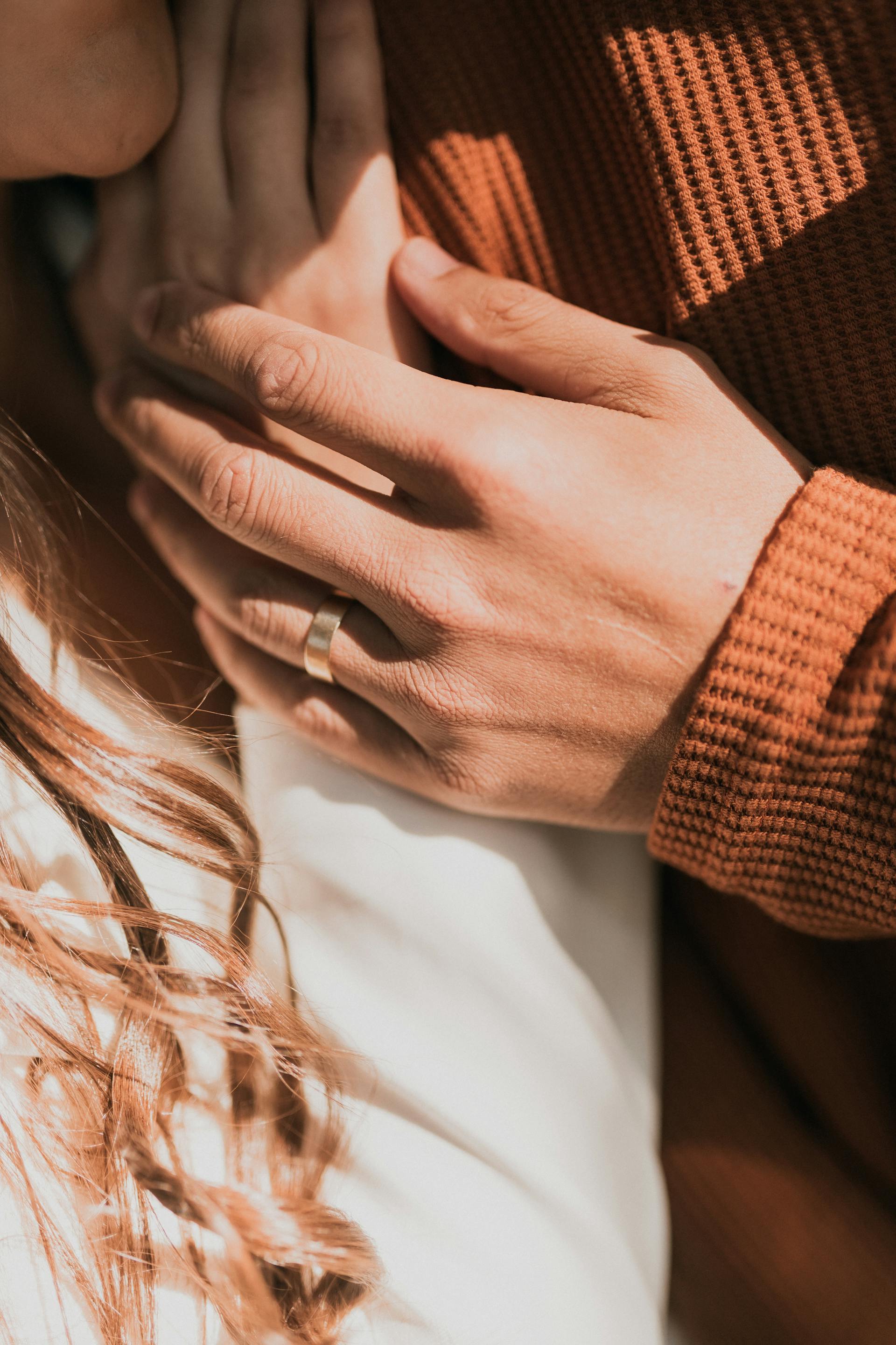 Ein sich umarmendes Paar | Quelle: Pexels