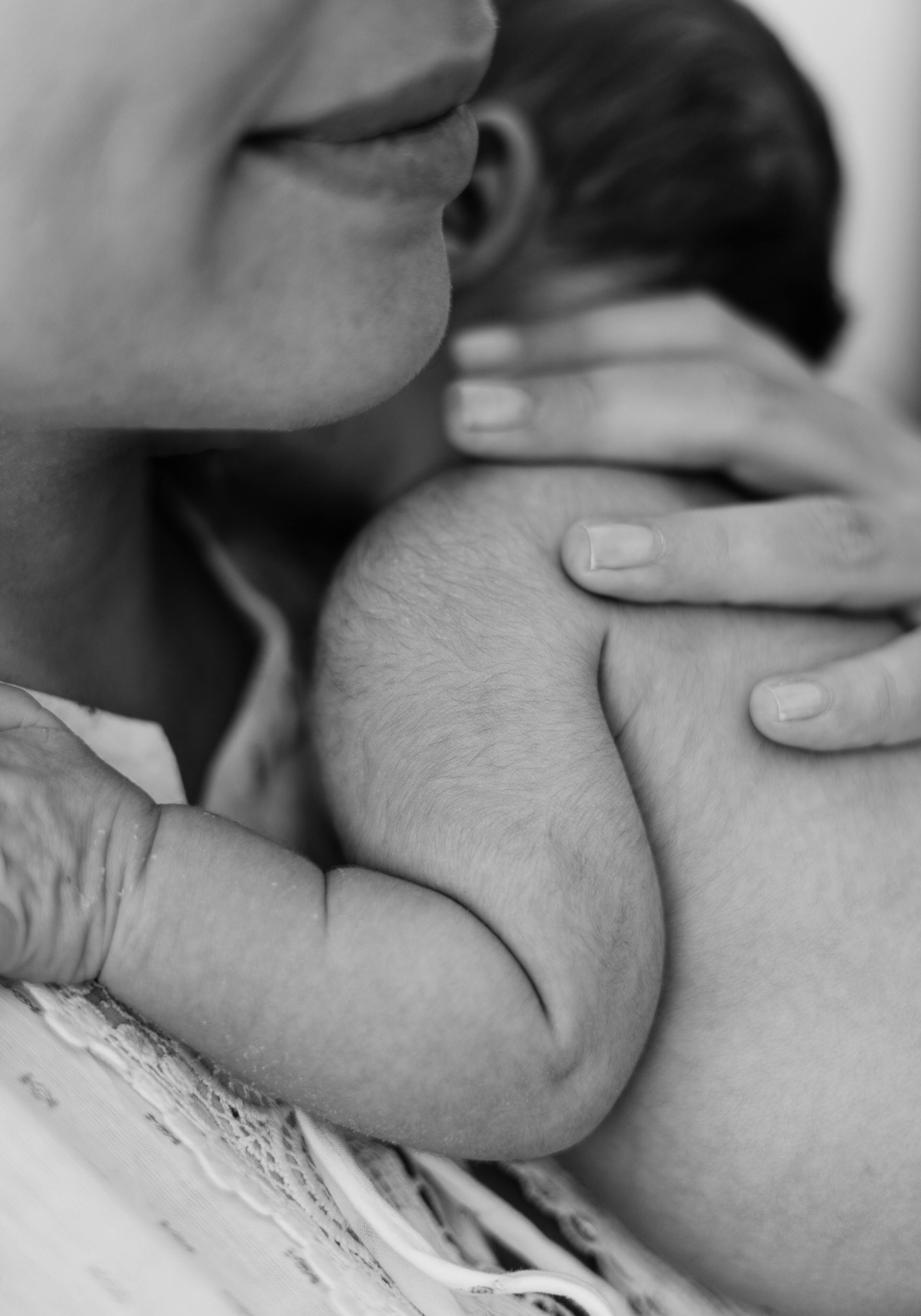 Eine Nahaufnahme einer Mutter, die ihr neugeborenes Baby im Arm hält | Quelle: Pexels
