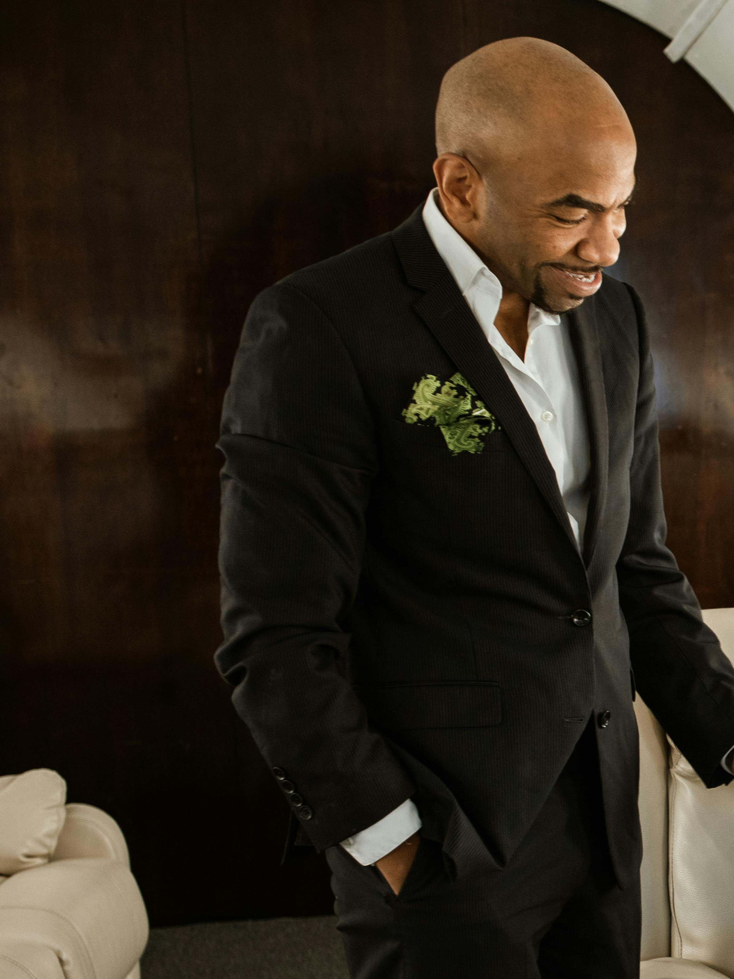 Ein Mann steht an Bord eines Flugzeugs | Quelle: Pexels