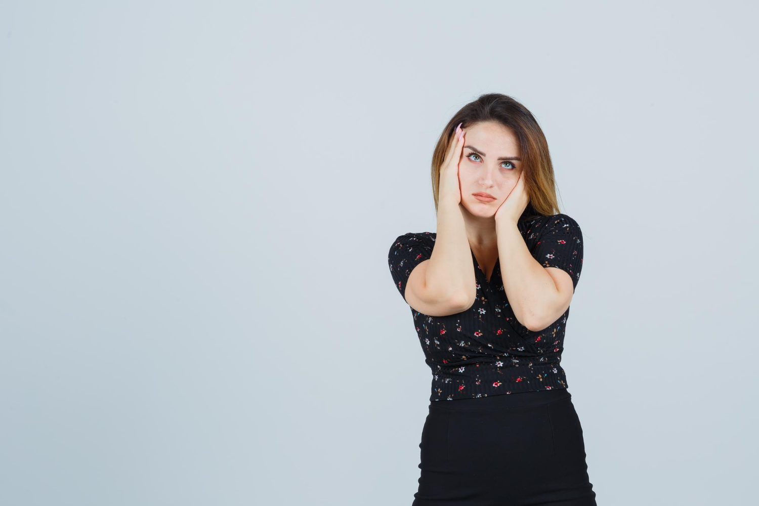 Eine frustrierte Frau | Quelle: Freepik