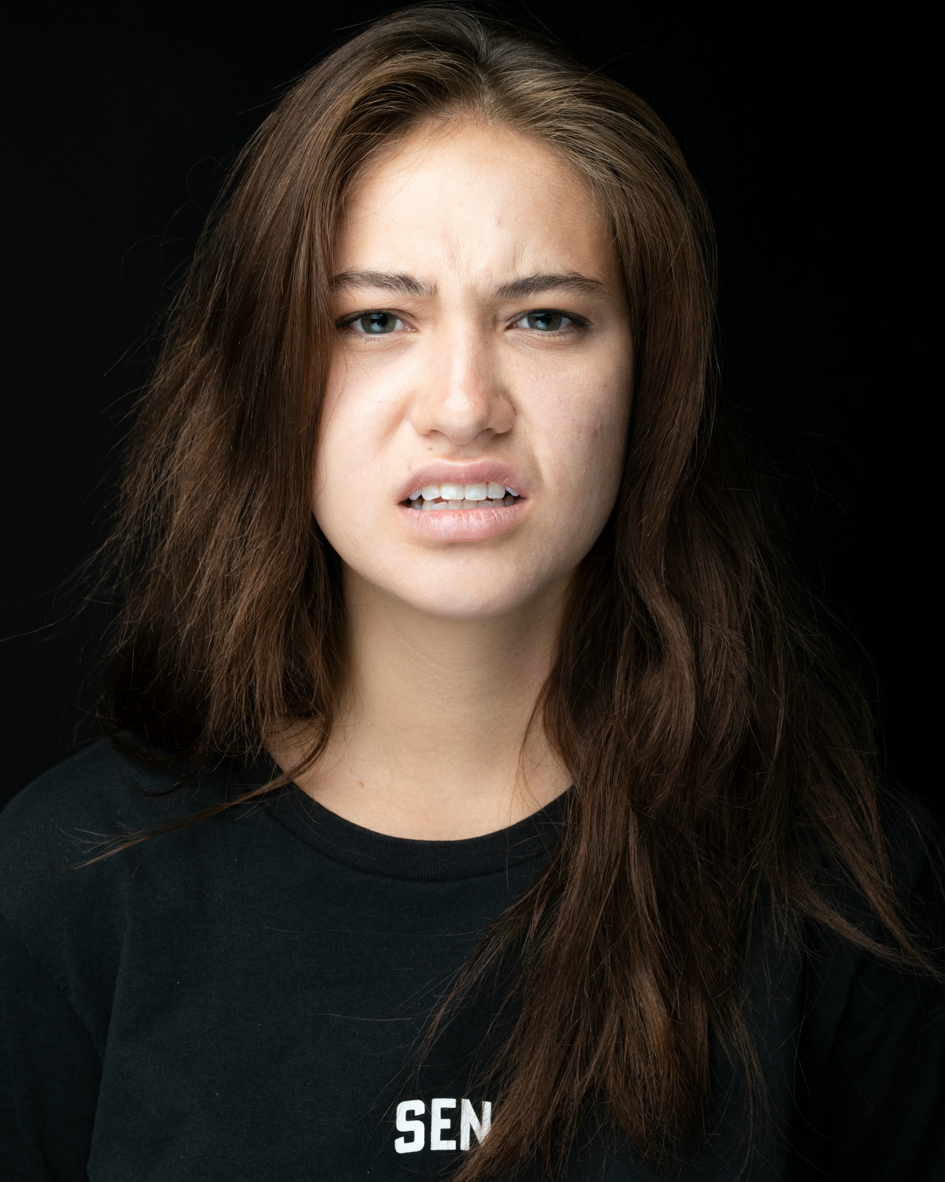 Eine Frau, die etwas mit Abscheu betrachtet | Quelle: Unsplash