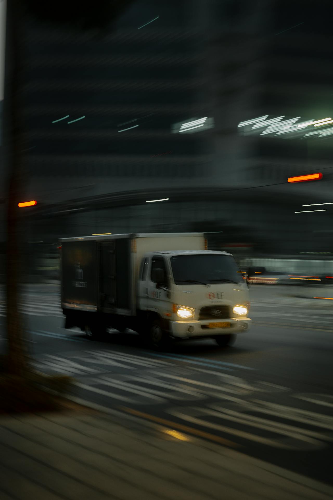 Ein rasender LKW | Quelle: Pexels