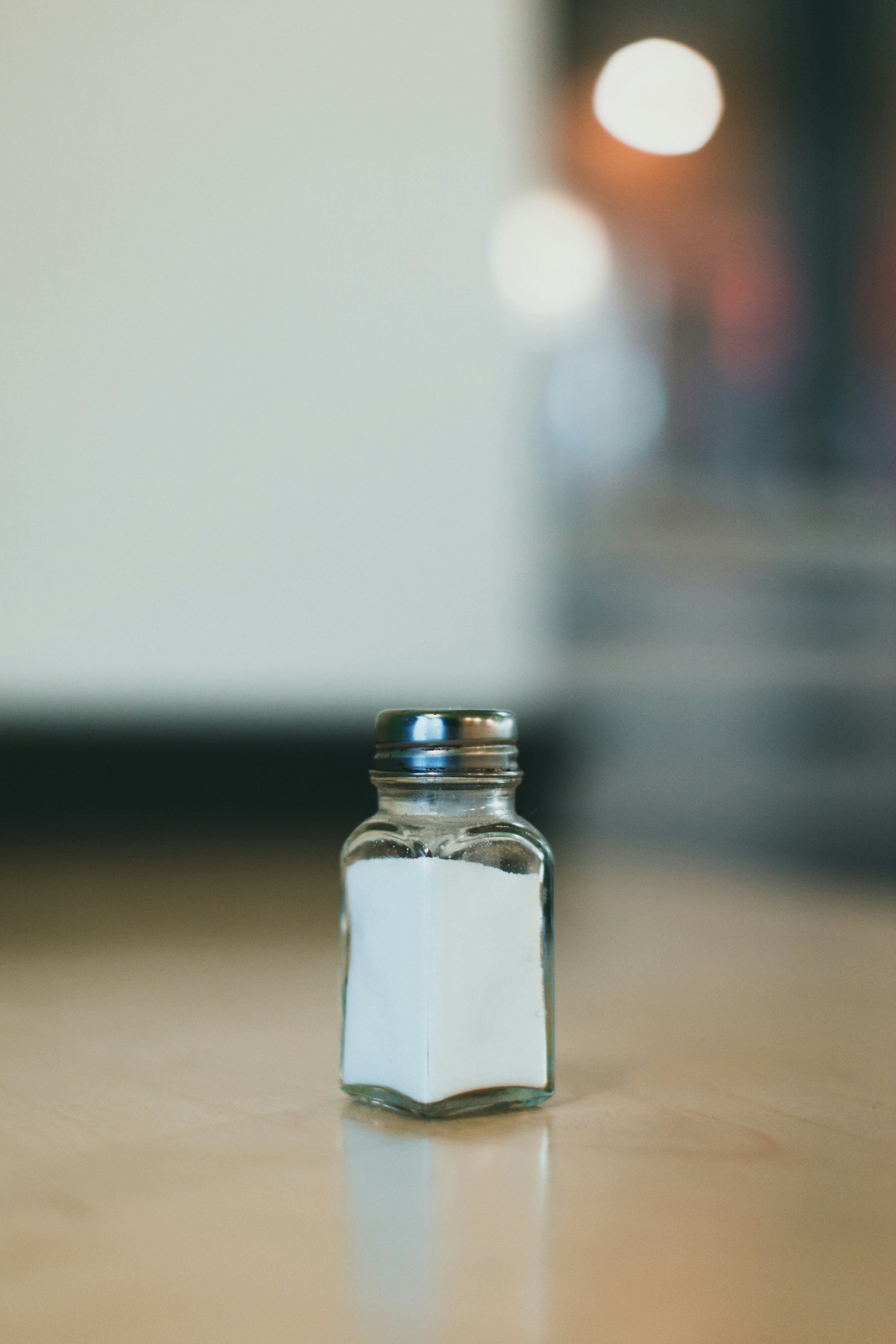Ein Salzstreuer auf einem Tisch | Quelle: Unsplash