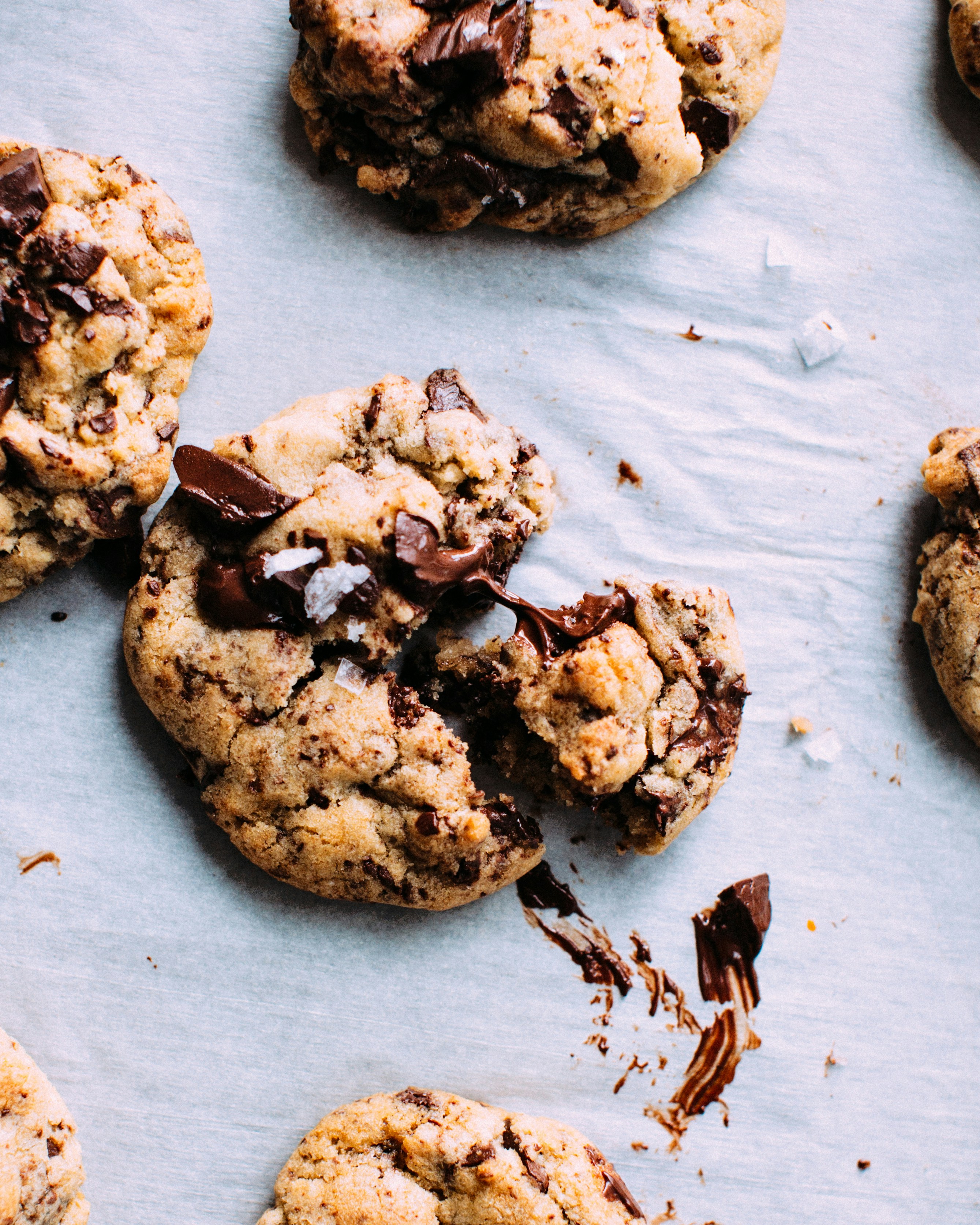 Chocolate Chip Cookies auf einem Tablett | Quelle: Unsplash