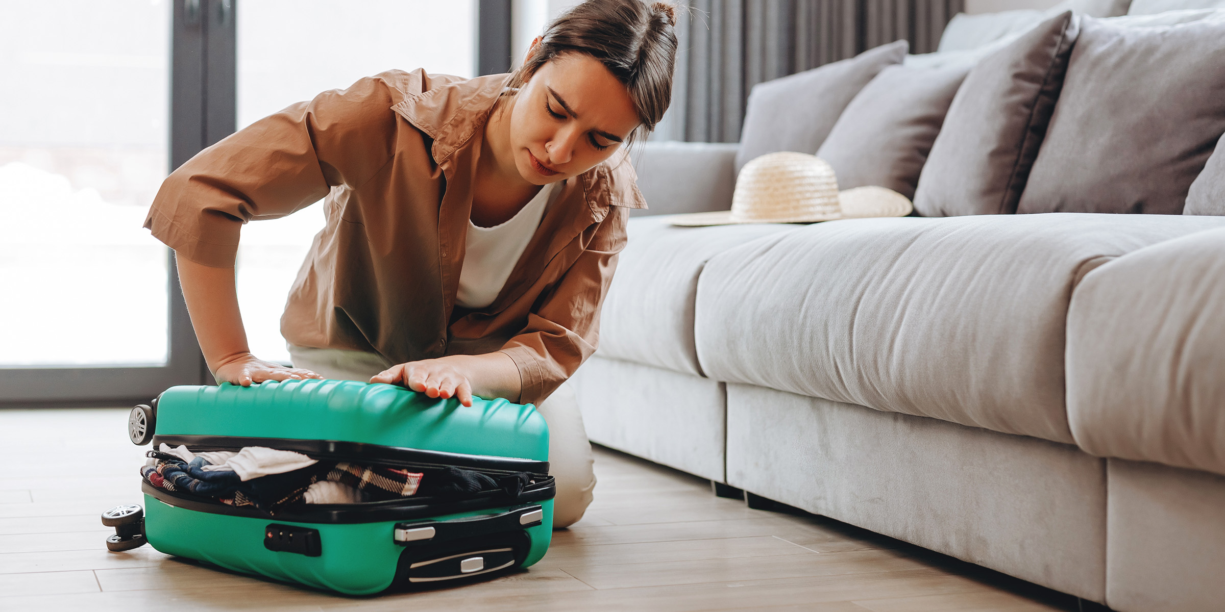 Eine Frau beim Packen | Quelle: Shutterstock