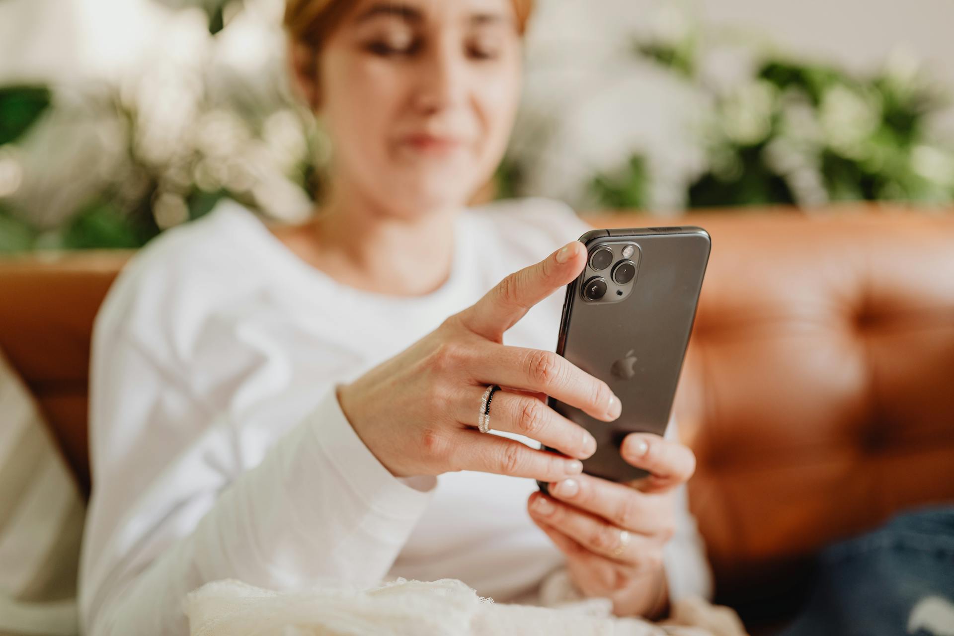 Eine Frau schaut auf ihr Telefon | Quelle: Pexels