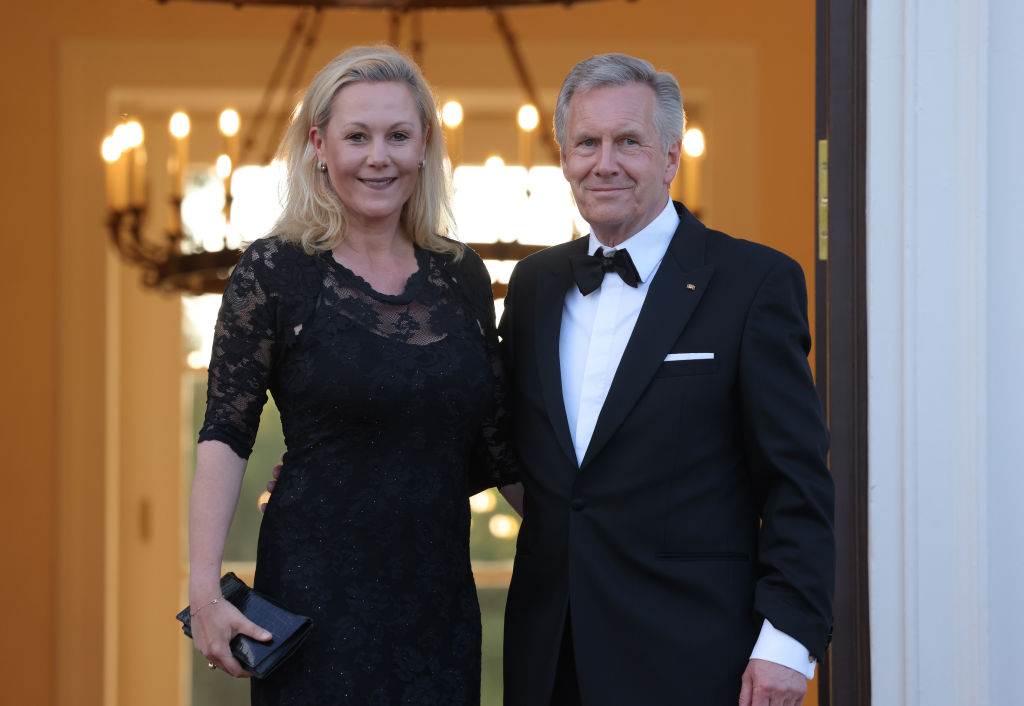 Der ehemalige Bundespräsident Christian Wulff und seine Frau Bettina Wulff besuchen das Staatsbankett zu Ehren des französischen Präsidenten Emmanuel Macron im Schloss Bellevue am 26. Mai 2024 in Berlin | Quelle: Getty Images