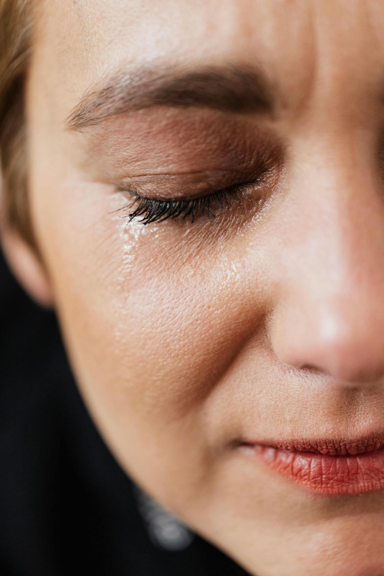 Eine emotionale Frau | Quelle: Pexels