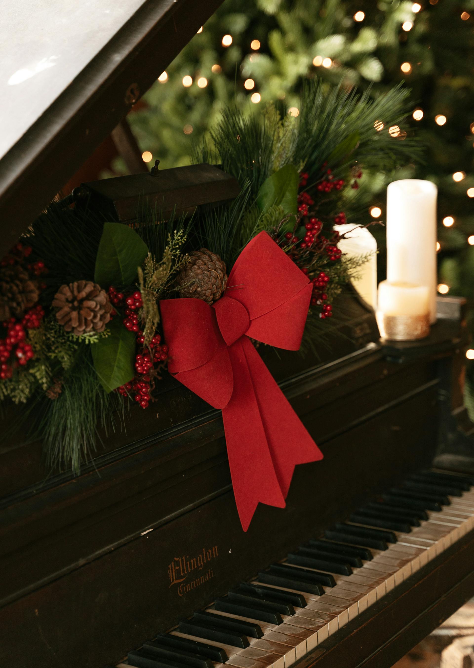 Elegante Weihnachtsdekoration auf einem Flügel | Quelle: Pexels