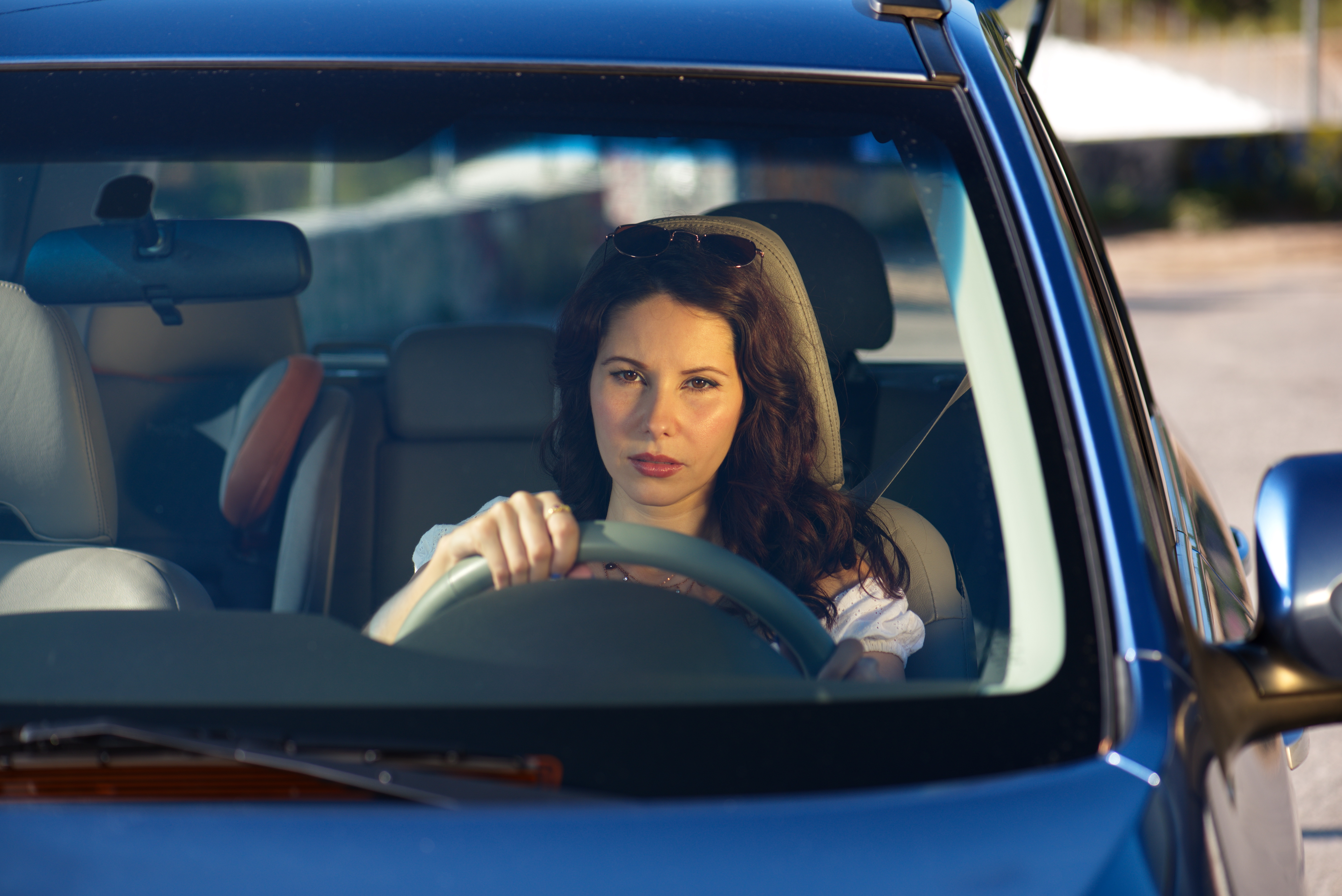 Junge Frau im Auto | Quelle: Getty Images