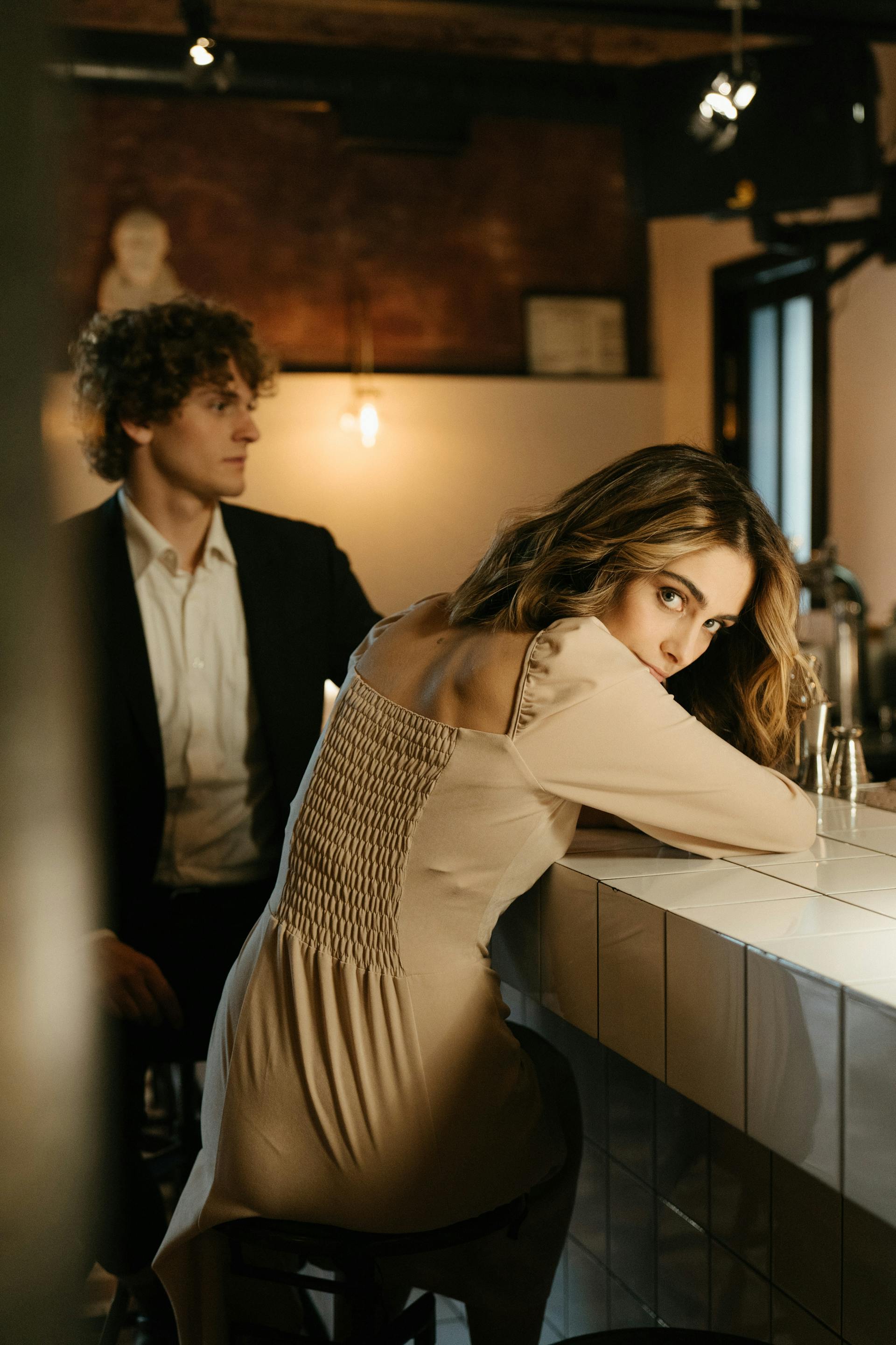 Menschen, die an einer Bar sitzen | Quelle: Pexels