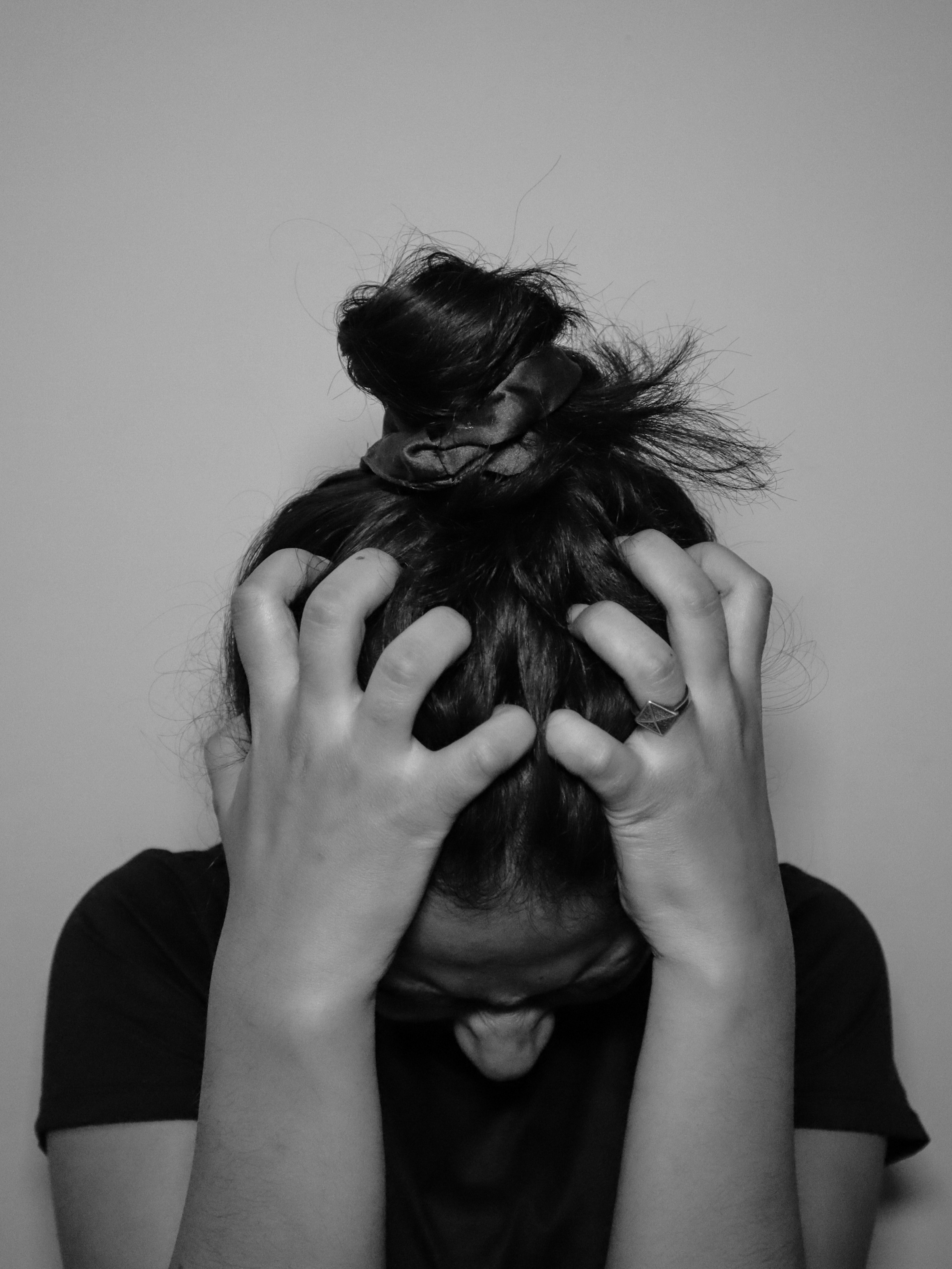 Eine Frau, die sich den Kopf hält | Quelle: Unsplash