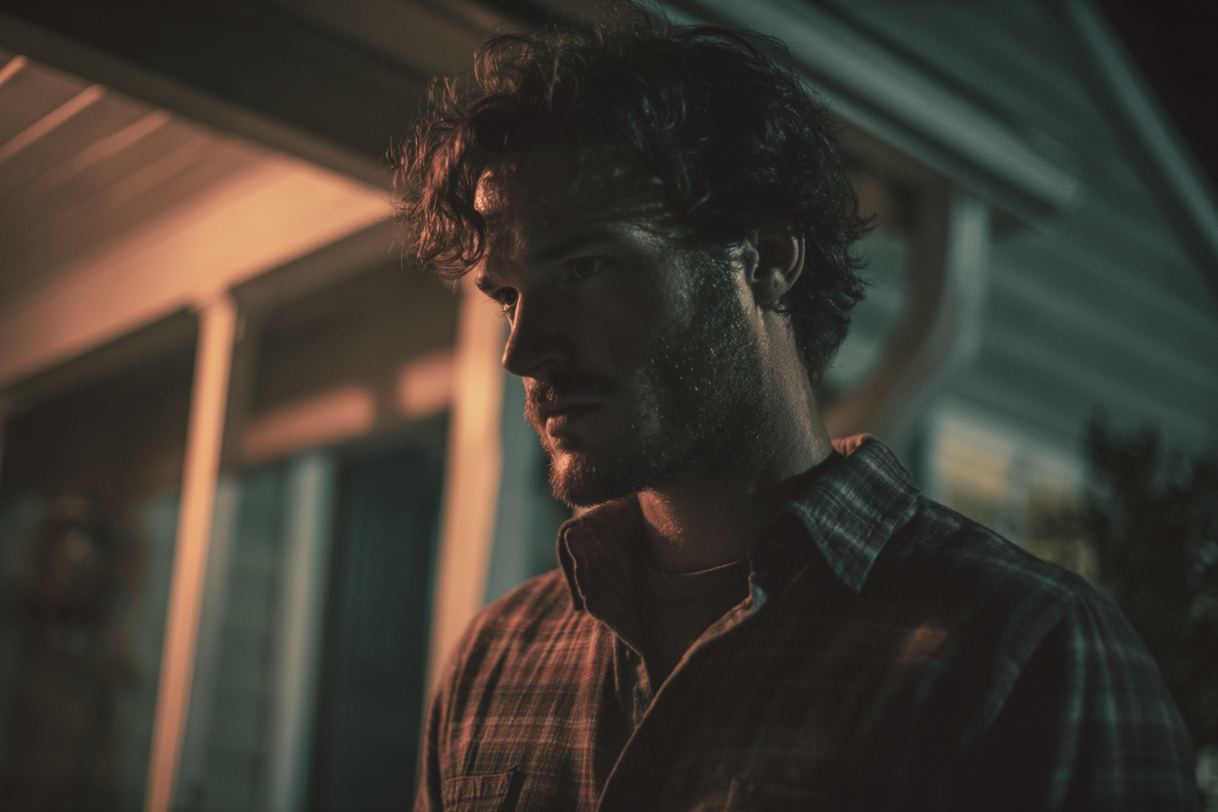 Ein Mann steht auf der Veranda | Quelle: Midjourney