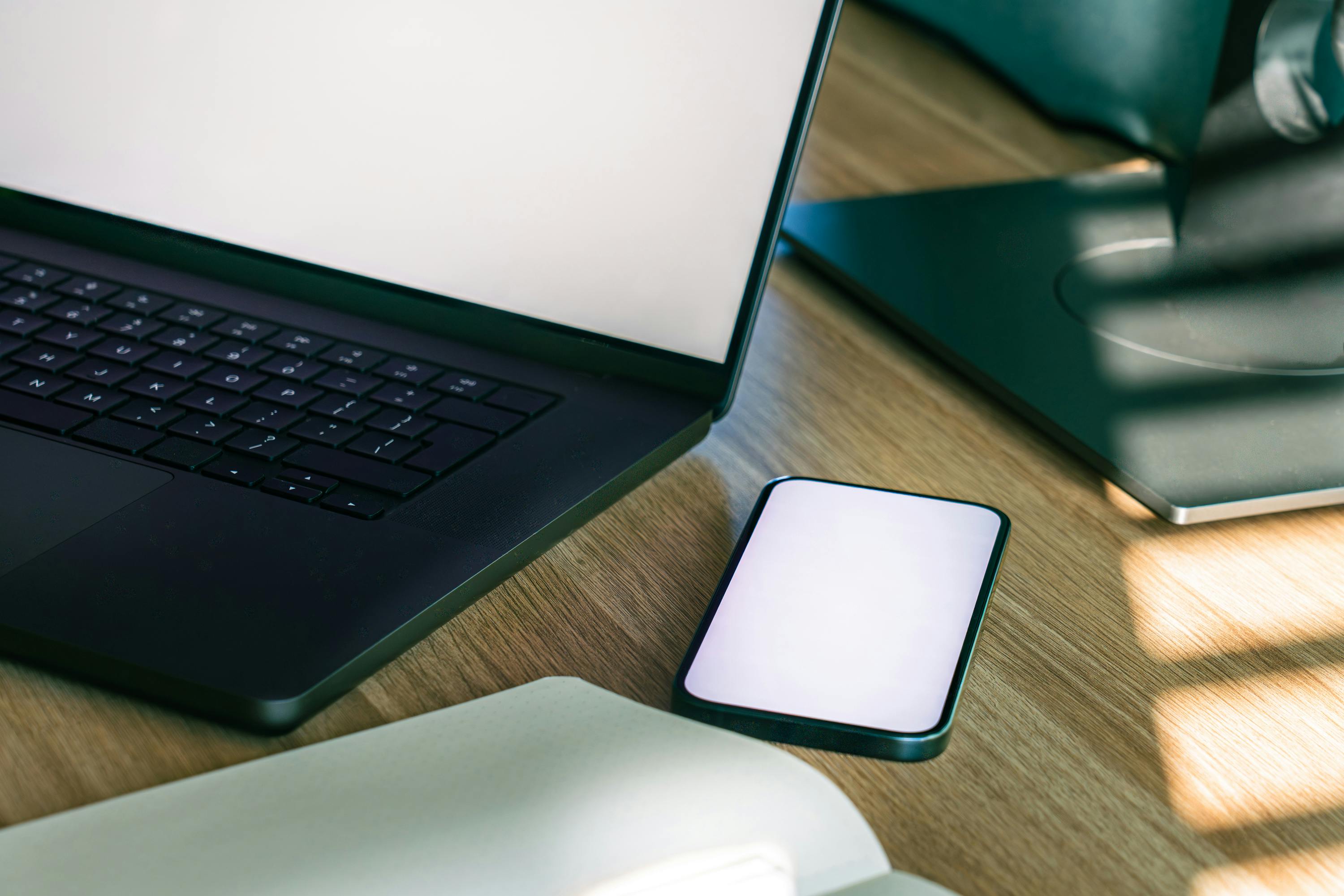 Ein Mobiltelefon auf einem Tisch | Quelle: Pexels