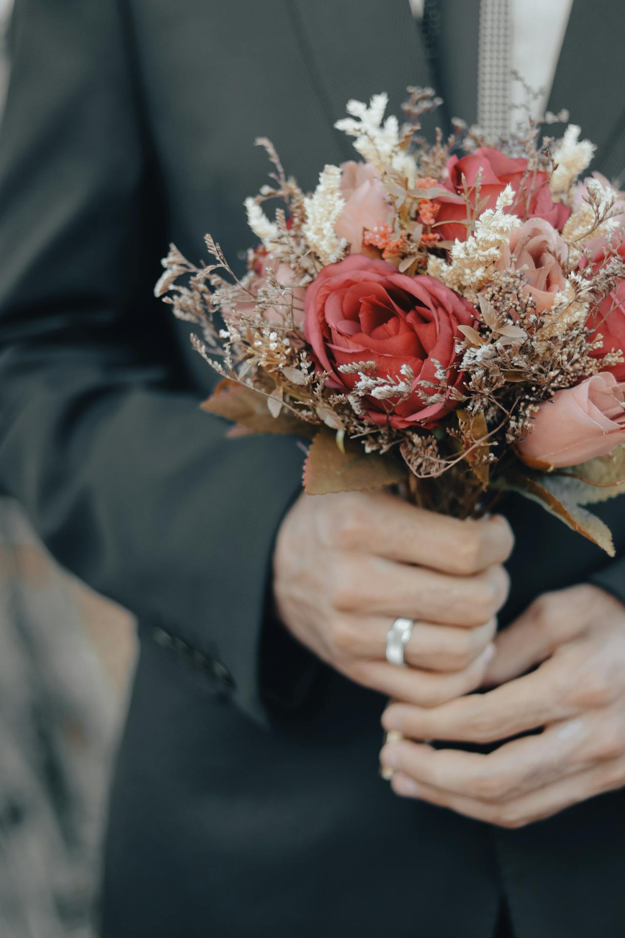 Ein Mann hält einen Blumenstrauß | Quelle: Pexels