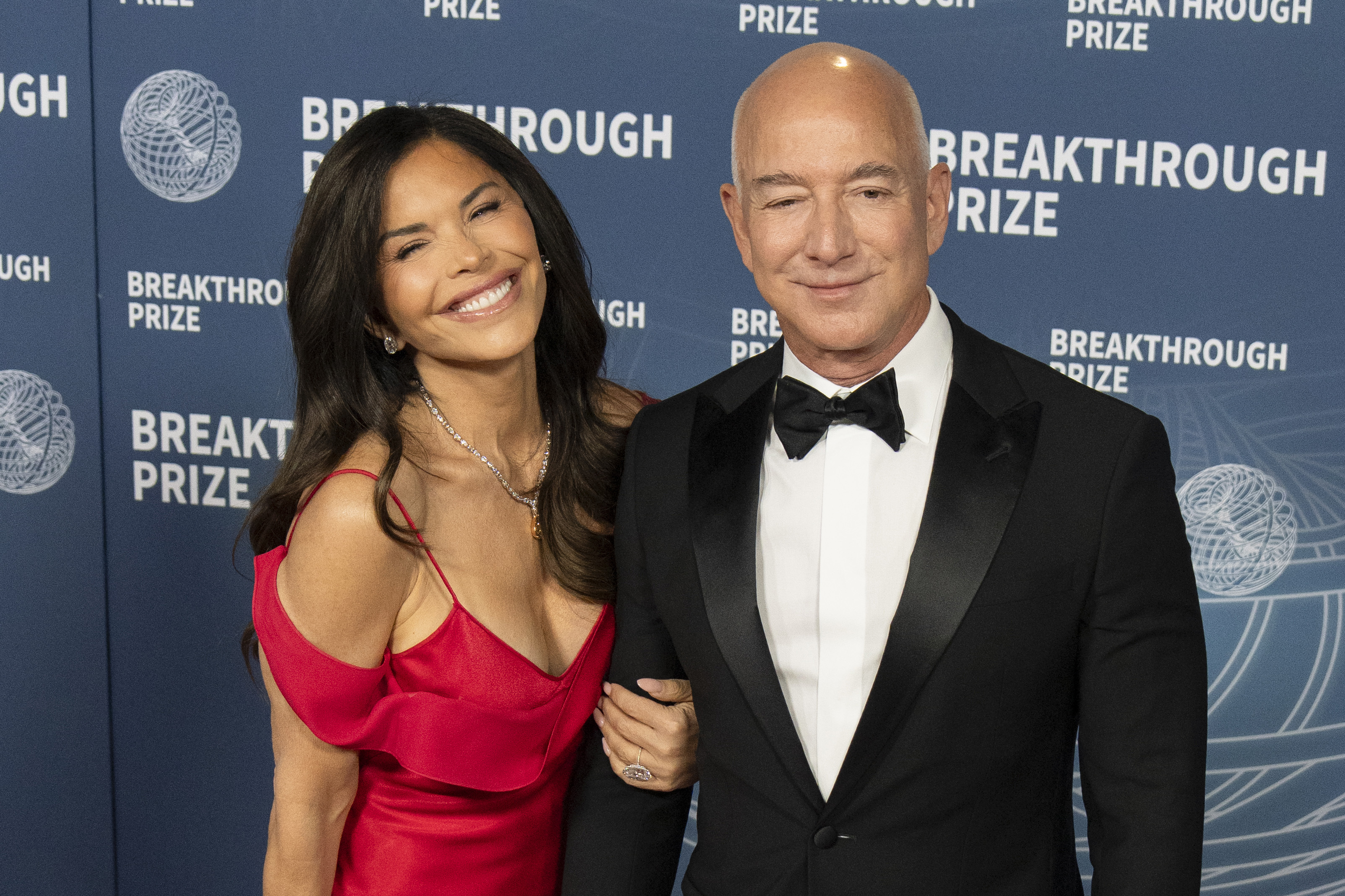 Lauren Sanchez strahlt neben Jeff Bezos, als sie bei der Breakthrough Prize Ceremony 2025 im Barker Hangar am 5. April 2025 in Santa Monica, Kalifornien, ankommen | Quelle: Getty Images