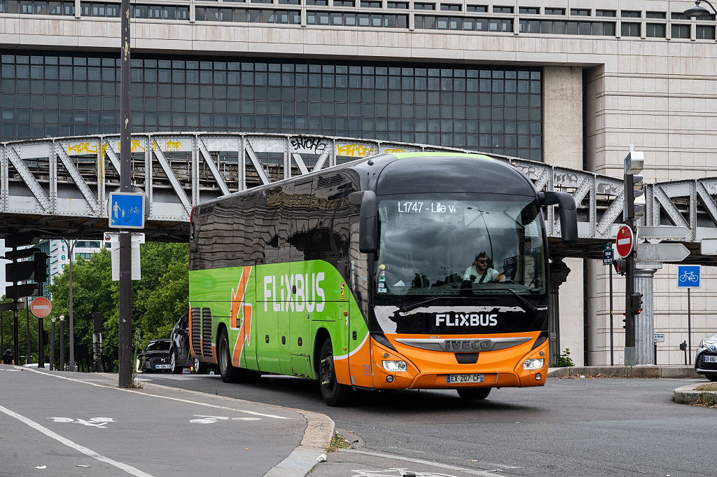 Ein FLIXBUS-Fernlinienbus im 12. Arrondissement von Paris, Frankreich, am 19. Juli 2025 | Quelle: Getty Images