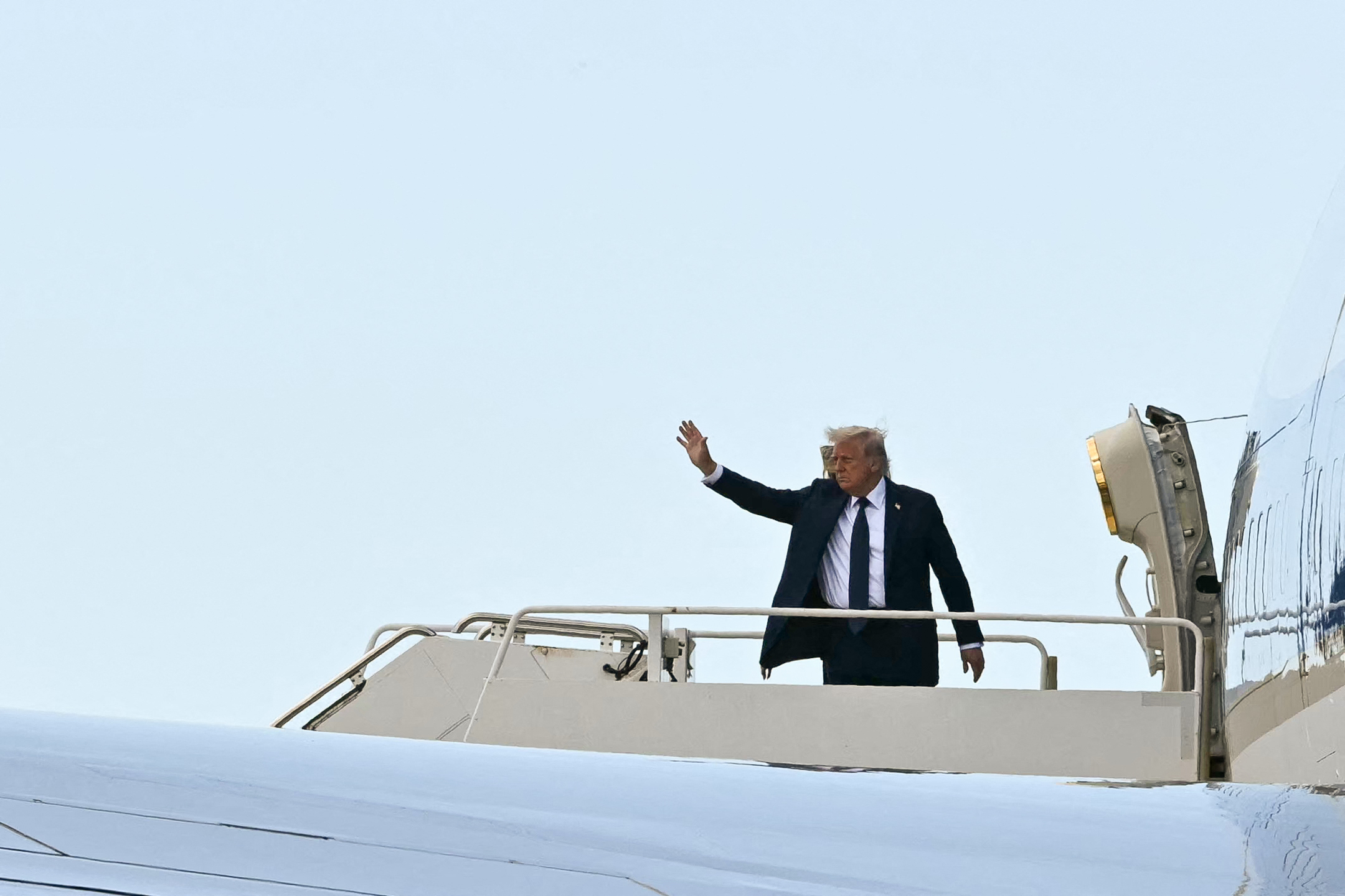 Donald winkt Schaulustigen zu, als er am internationalen Flughafen Leonardo da Vinci in Fiumicino in die Air Force One einsteigt, nachdem er an der Beerdigungszeremonie von Papst Franziskus im Vatikan teilgenommen hat.
