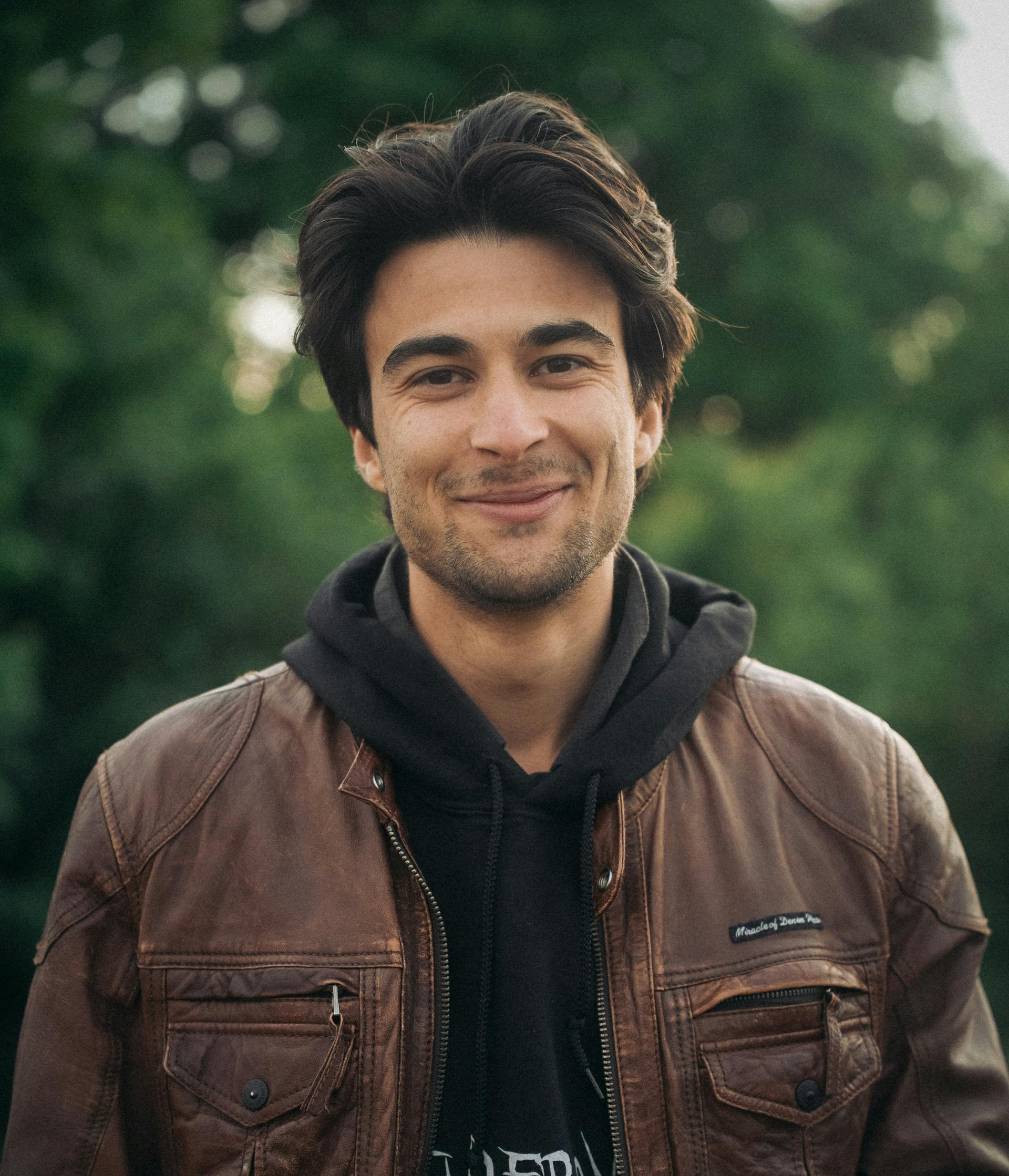 Ein lächelnder Mann in einem Hoodie | Quelle: Pexels