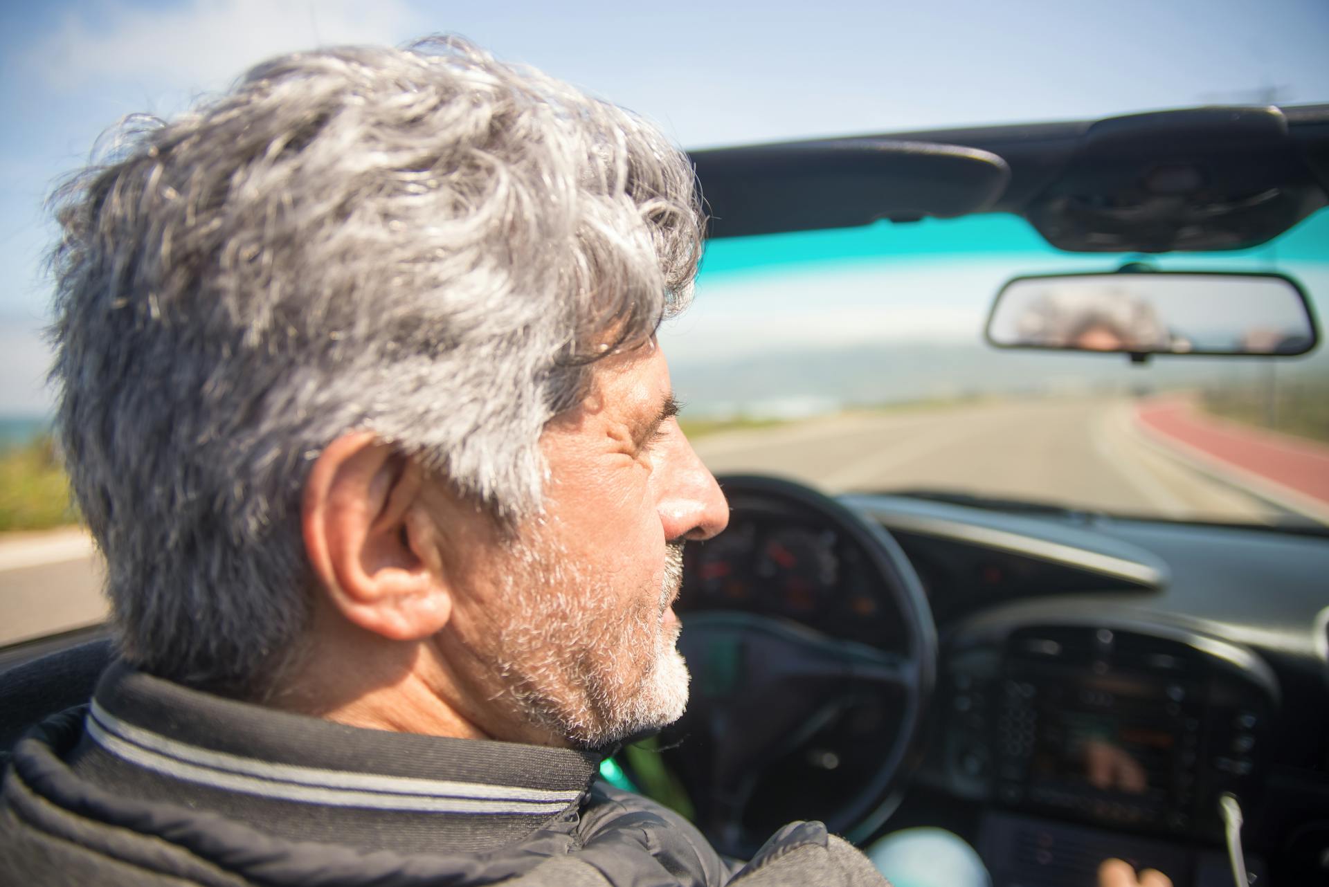 Ein Mann sitzt in einem Auto | Quelle: Pexels