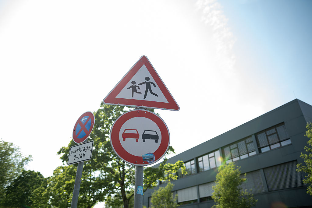 27. Mai 2026, Nordrhein-Westfalen, Dinslaken: Vor dem Gebäude des Otto-Hahn-Gymnasiums ist das Verkehrszeichen „Spielende Kinder“ zu sehen. Zwei Kinder starben nach einem schweren Unfall in der Nähe einer Schule in Dinslaken. | Quelle: Getty Images