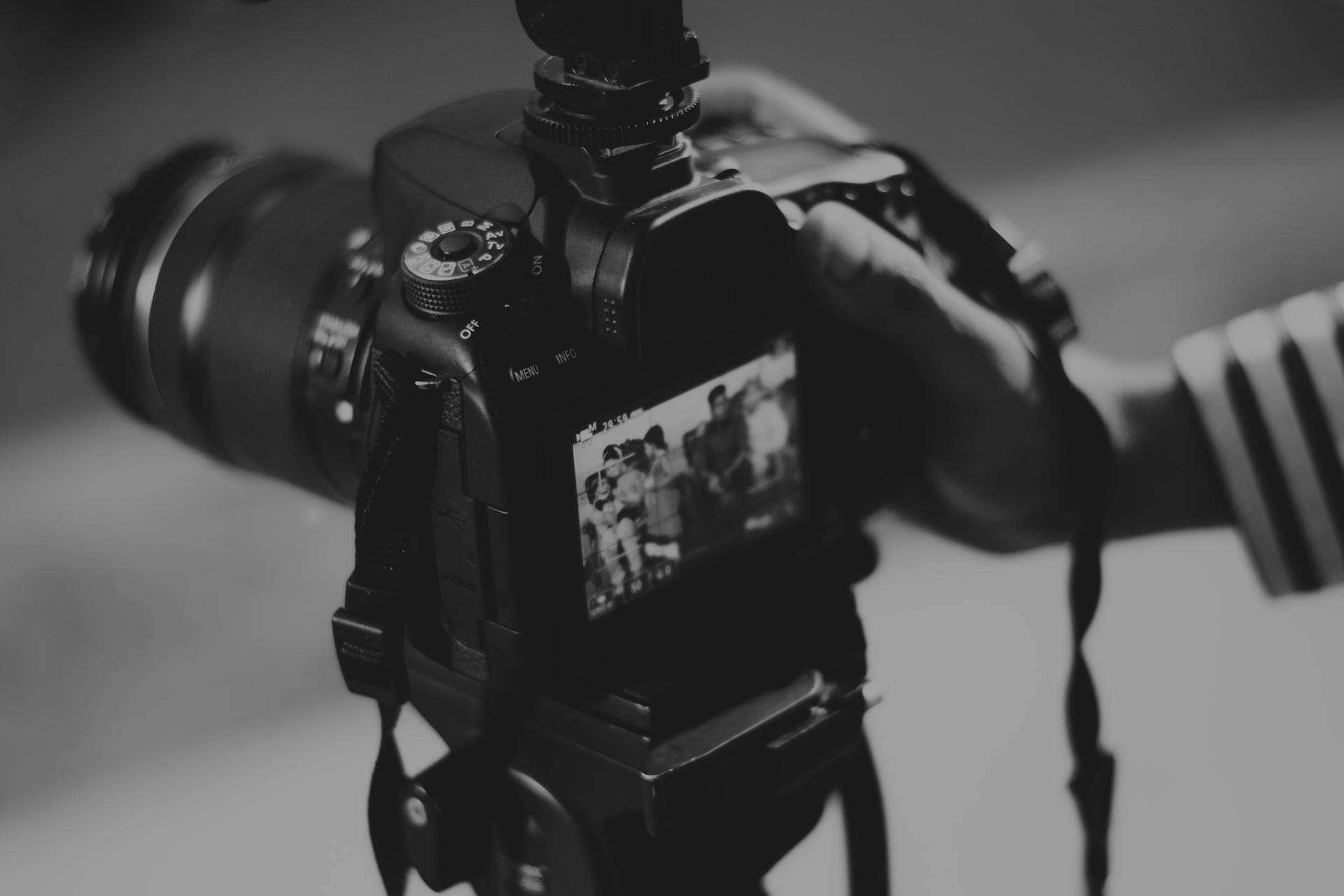Ein Mann hält eine Kamera | Quelle: Pexels