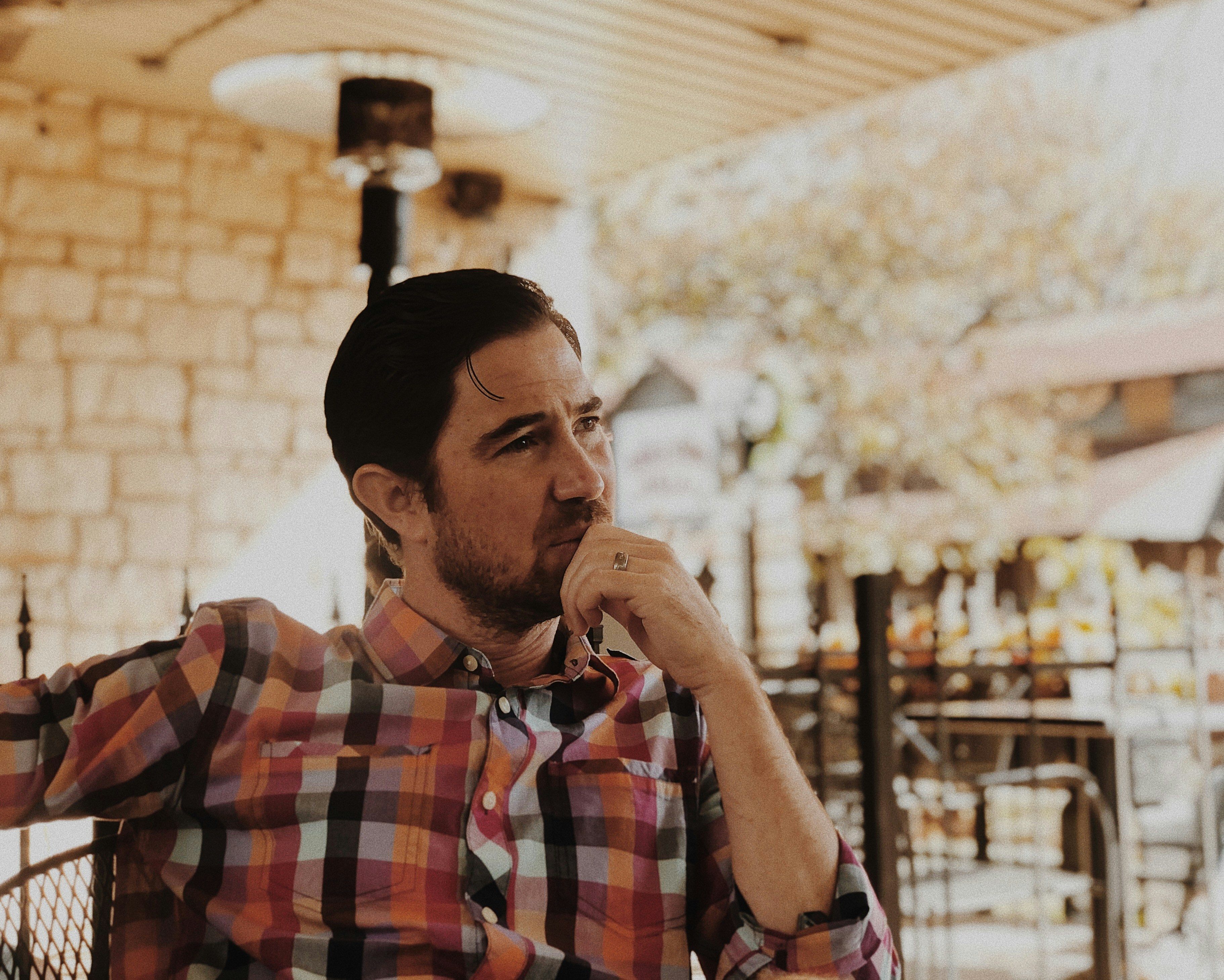 Ein emotionaler Mann, der an einem Tisch sitzt | Quelle: Unsplash