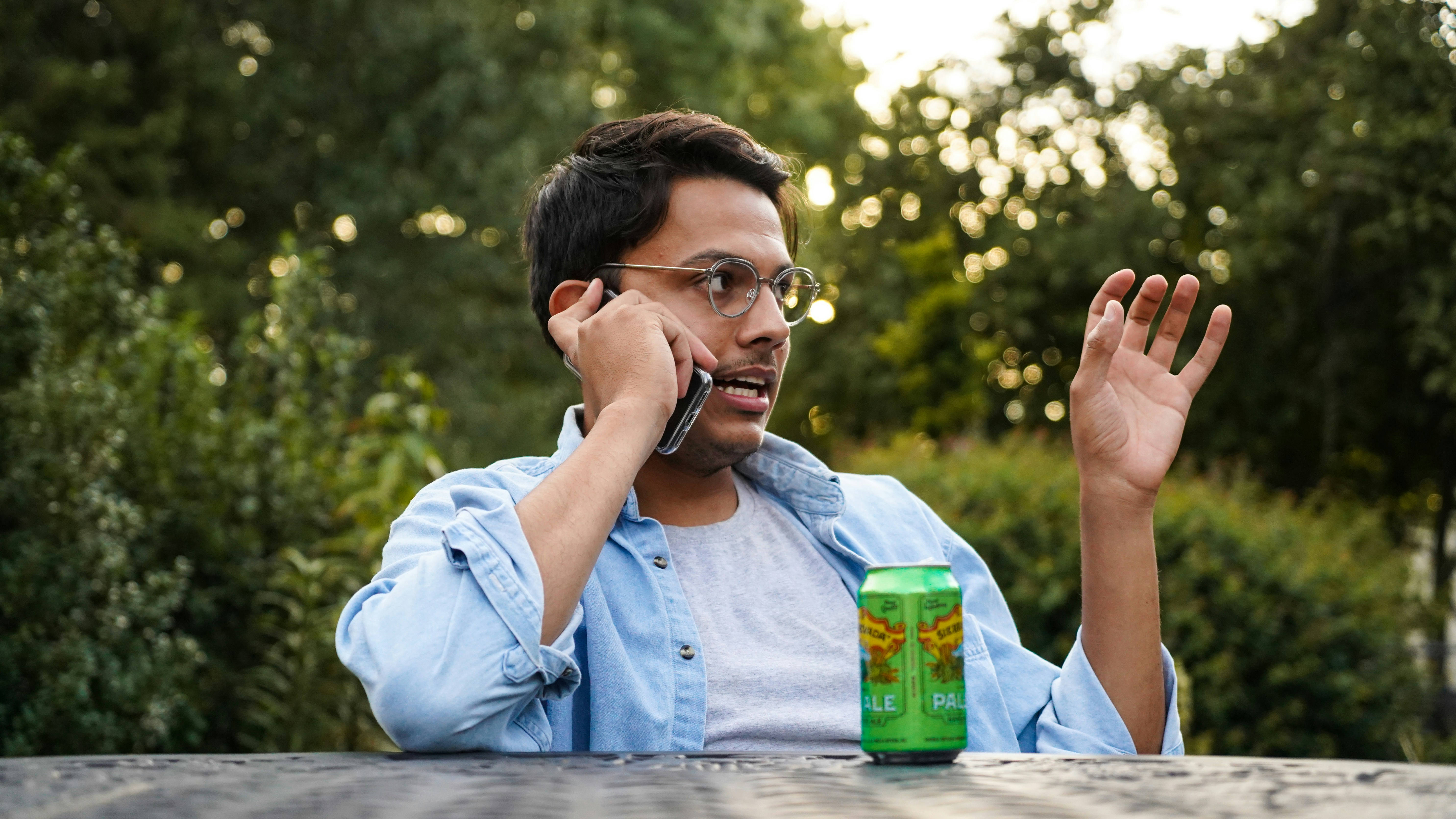 Mann, der draußen telefoniert | Quelle: Pexels